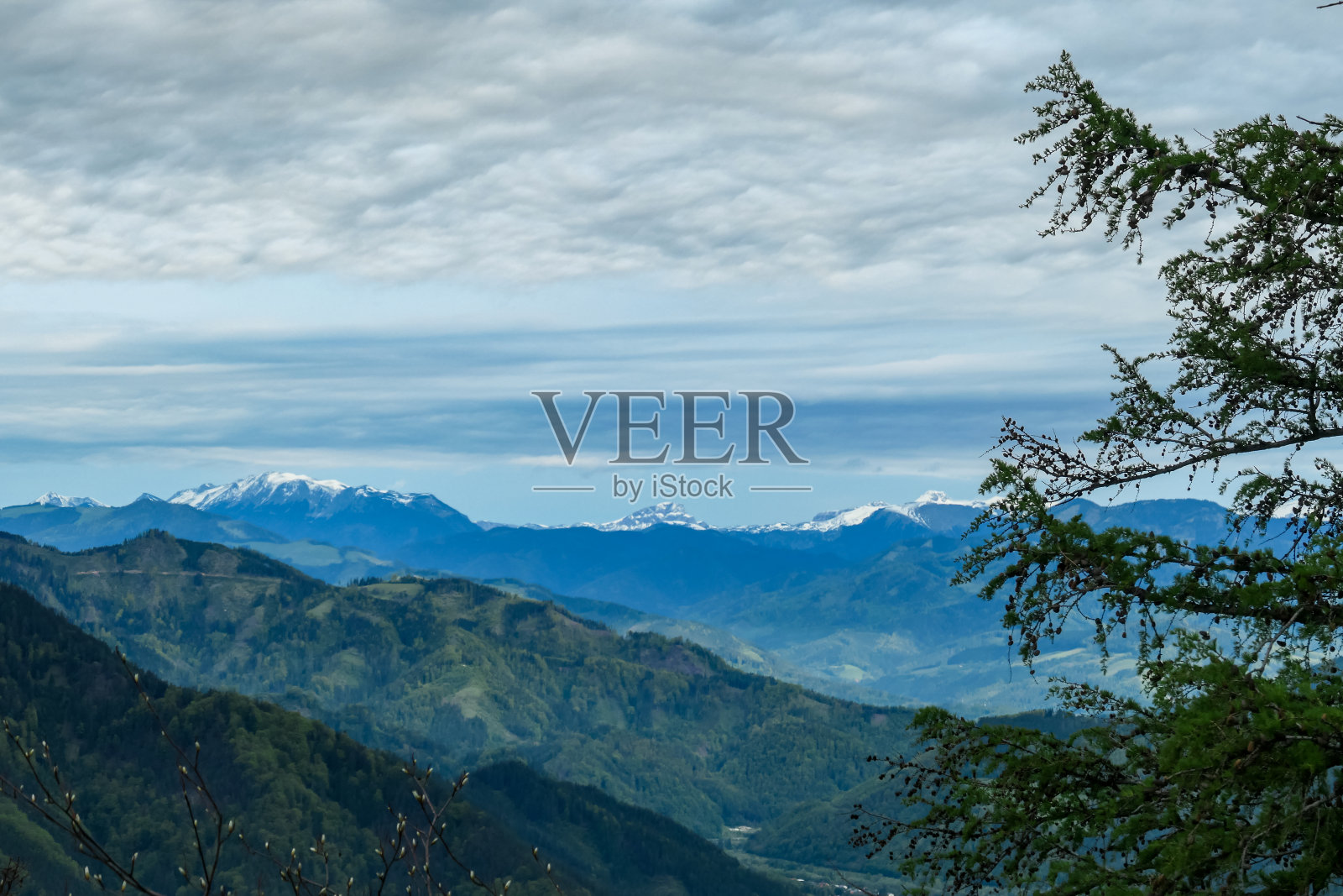 Mixnitz -从奥地利Styria的Roethelstein山上俯瞰。灌木丛和山照片摄影图片