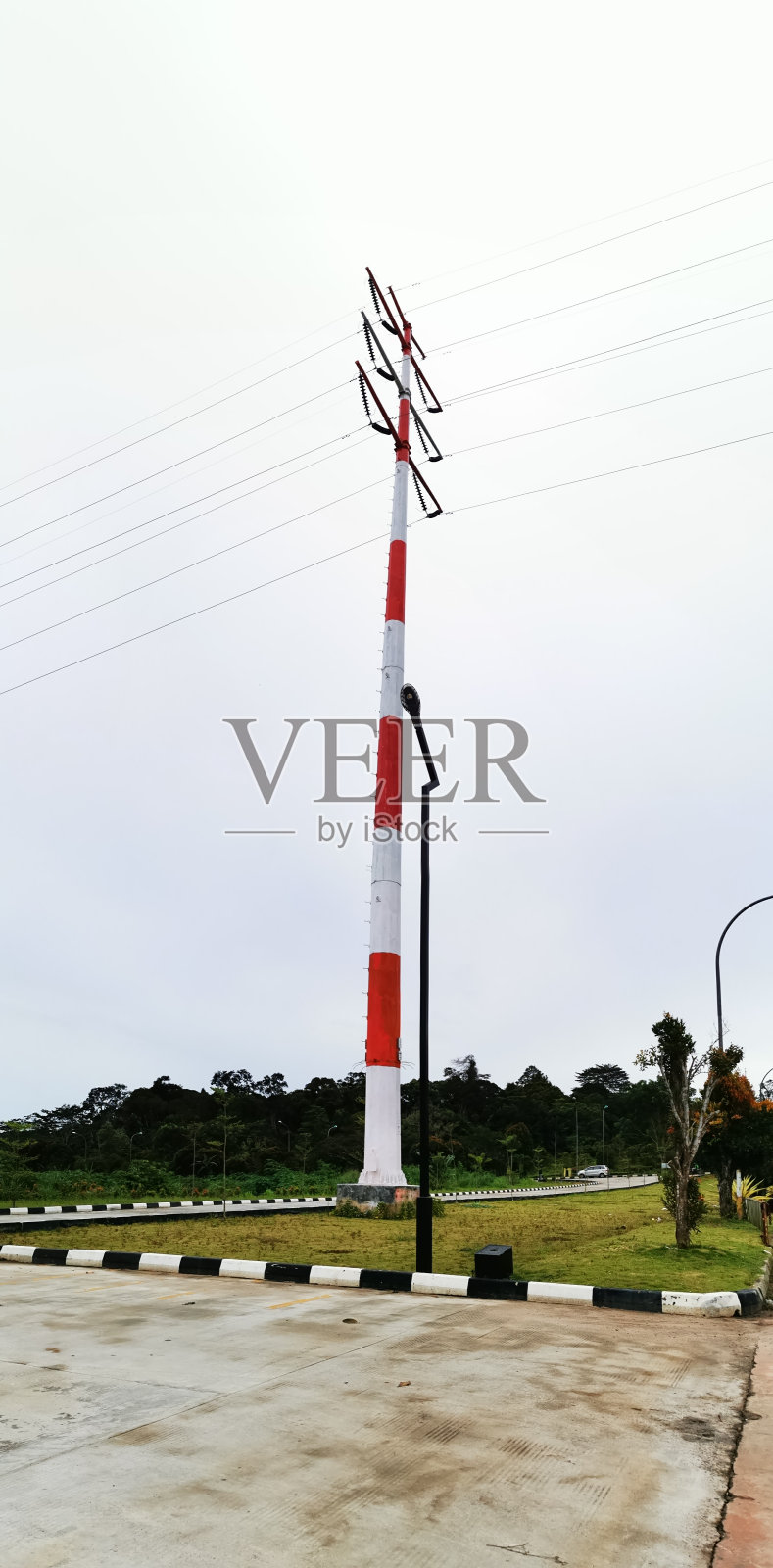 高速公路旁的高压电缆杆照片摄影图片