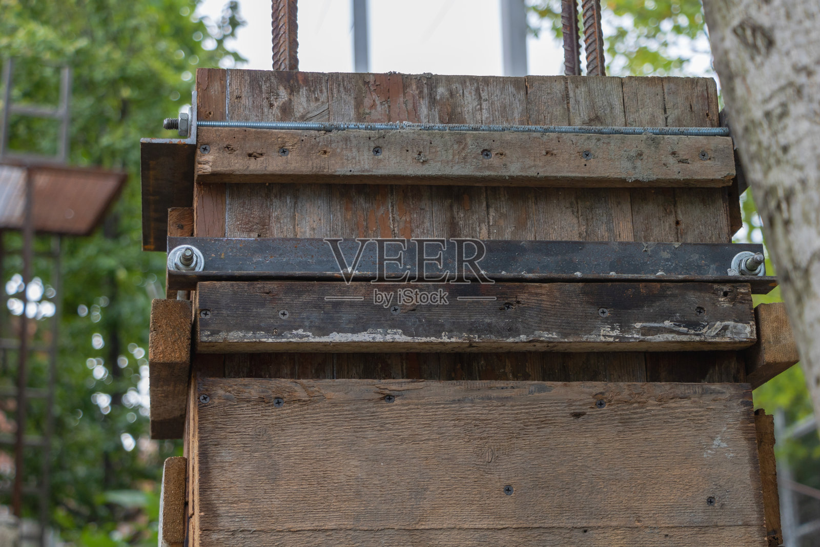 在建造混凝土柱的过程中，木模板是固定的。近距离照片摄影图片