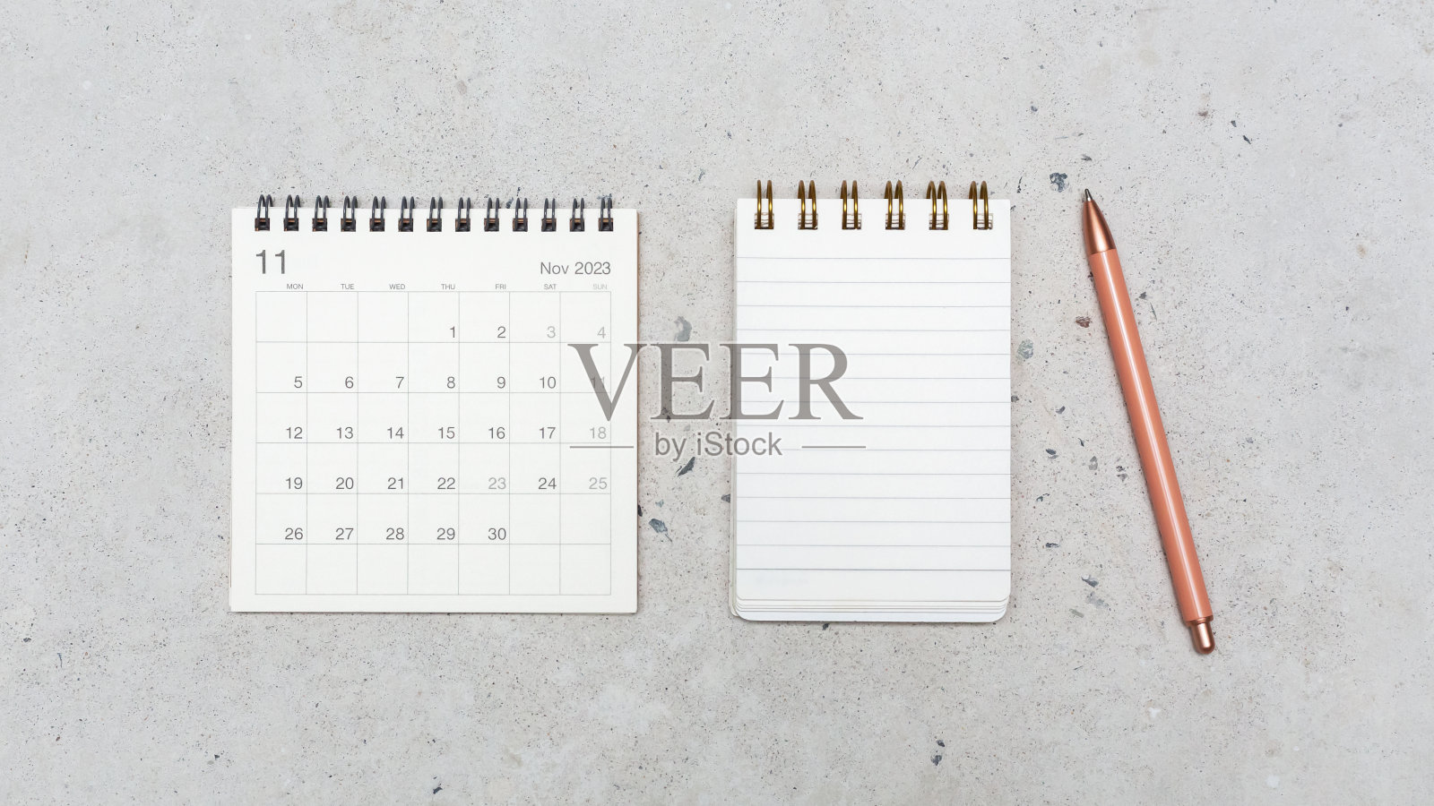 日历与笔记本和笔在具体的背景照片摄影图片