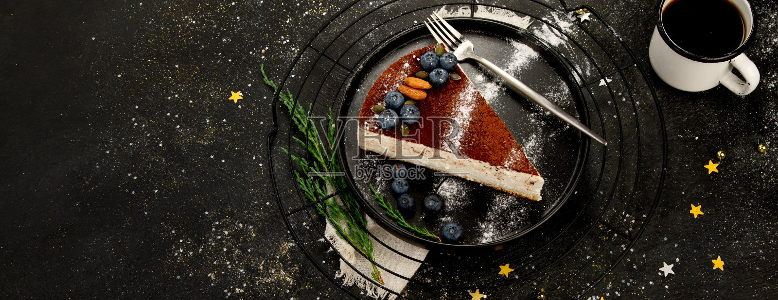 圣诞蛋糕片在黑暗的背景。照片摄影图片