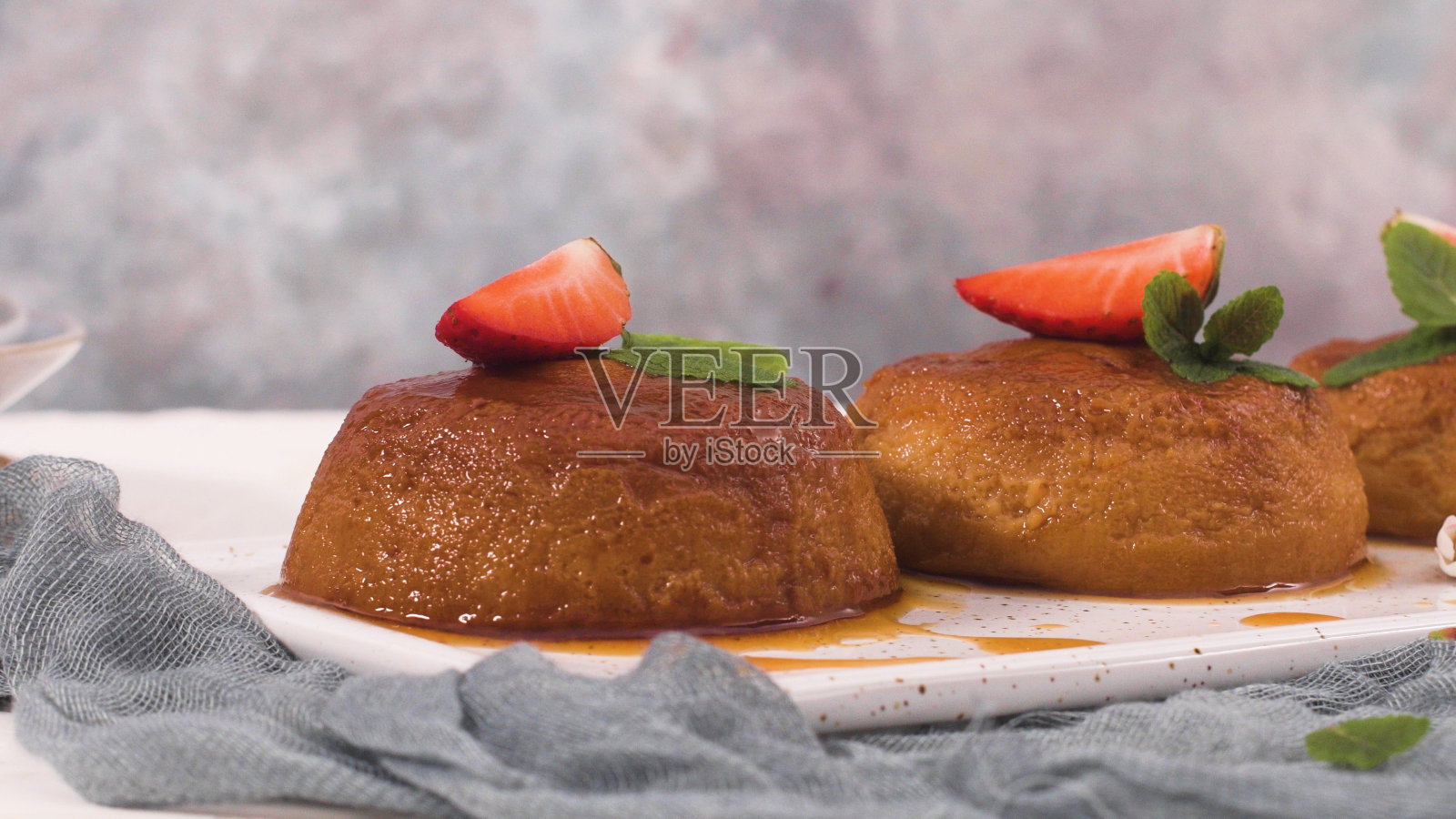 焦糖奶油布丁照片摄影图片