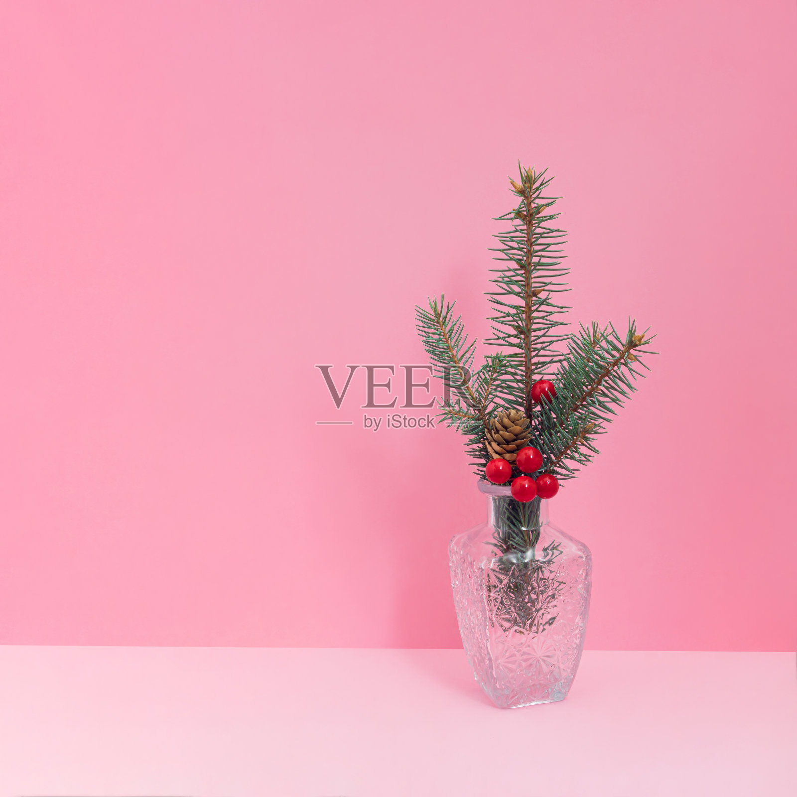 最小的寒假作文，一个装饰树枝在瓶子里。圣诞节和新年的概念。照片摄影图片