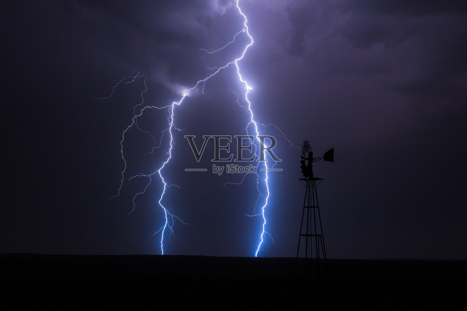 闪电和风车轮廓照片摄影图片