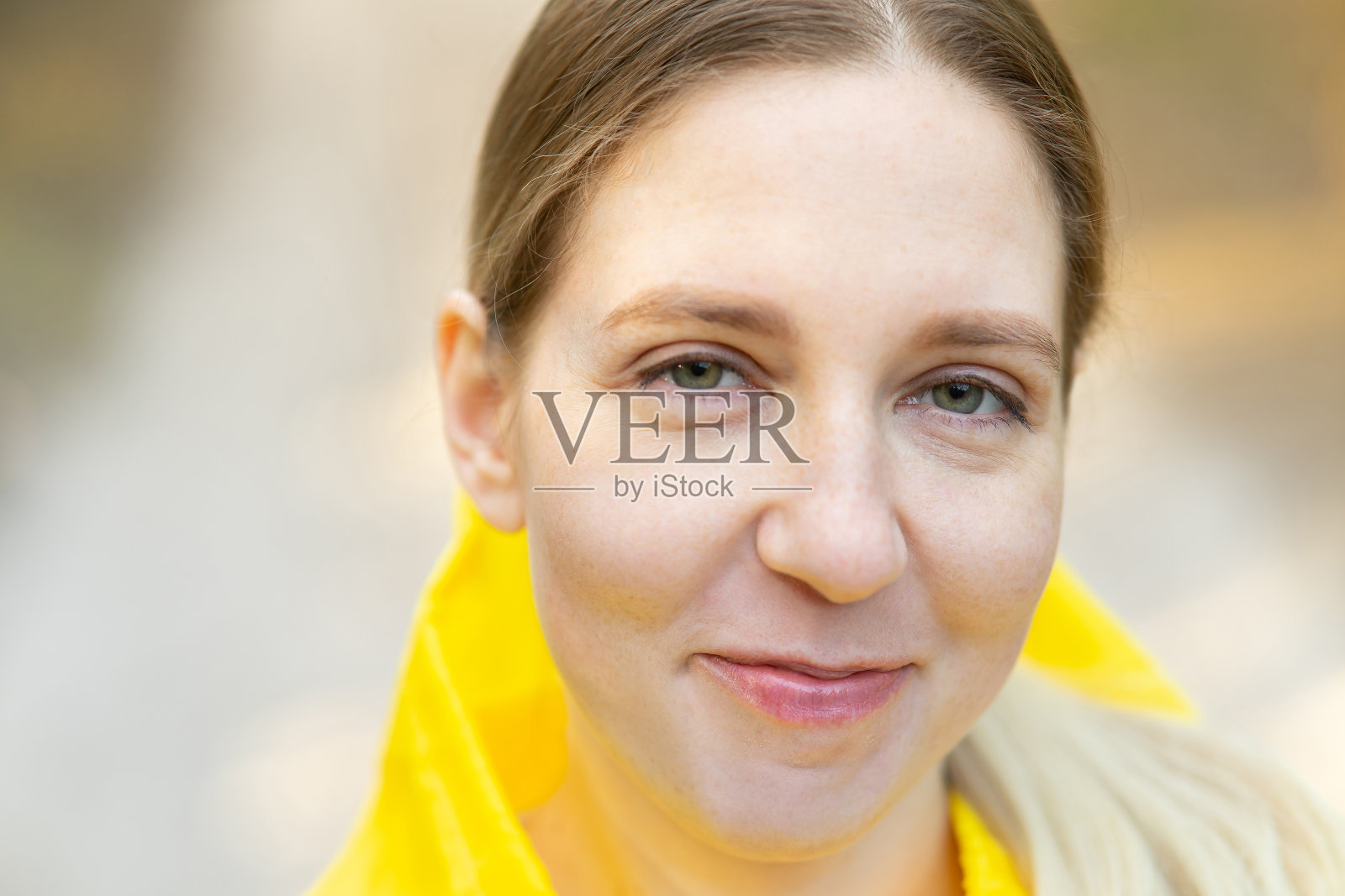 一个满足的微笑的年轻女人的特写画像。肿胀的脸颊。土豆的鼻子。照片摄影图片