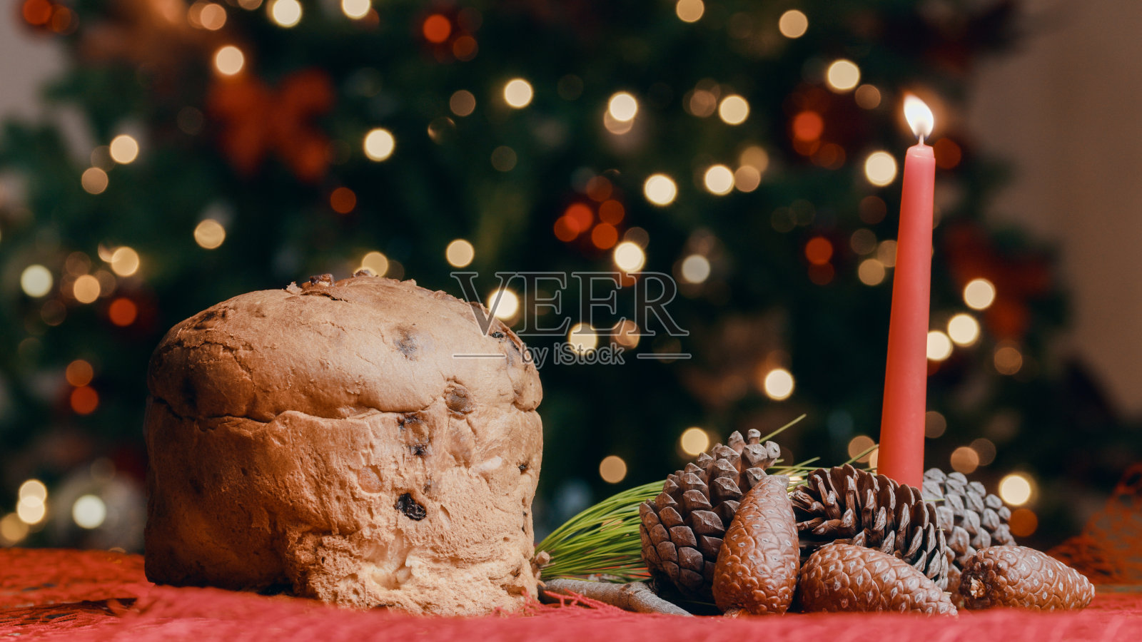 在意大利，圣诞节时餐桌上的帕内托内蛋糕照片摄影图片