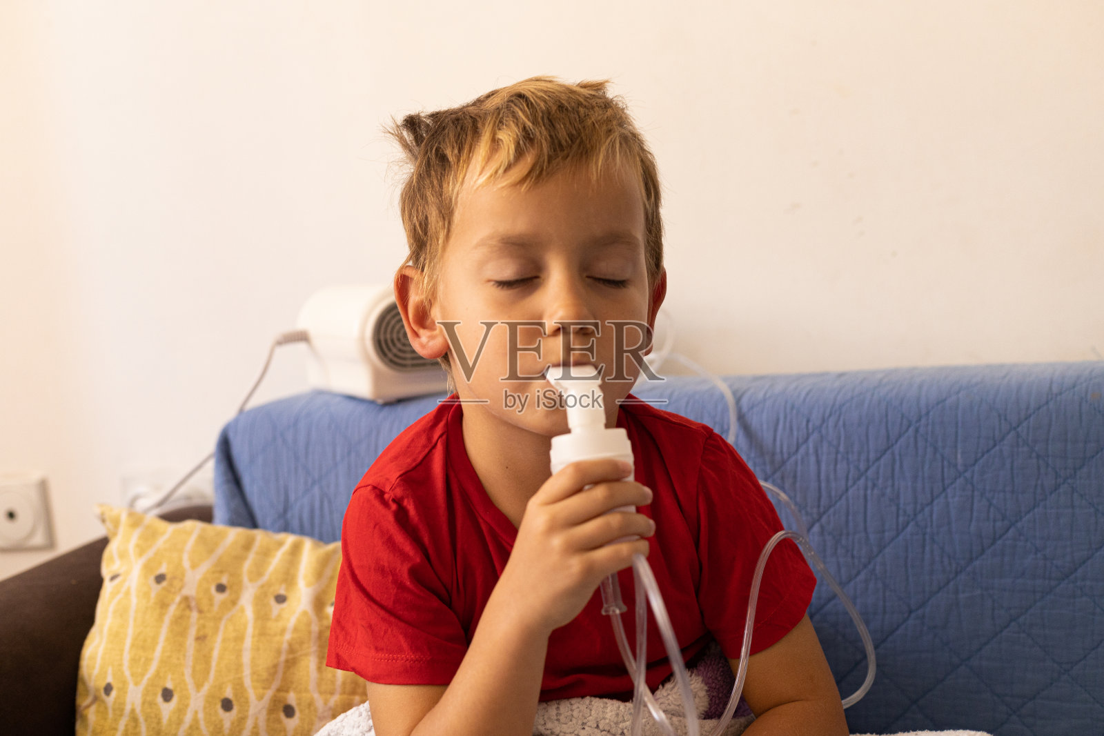 小男孩在家里吸氧照片摄影图片