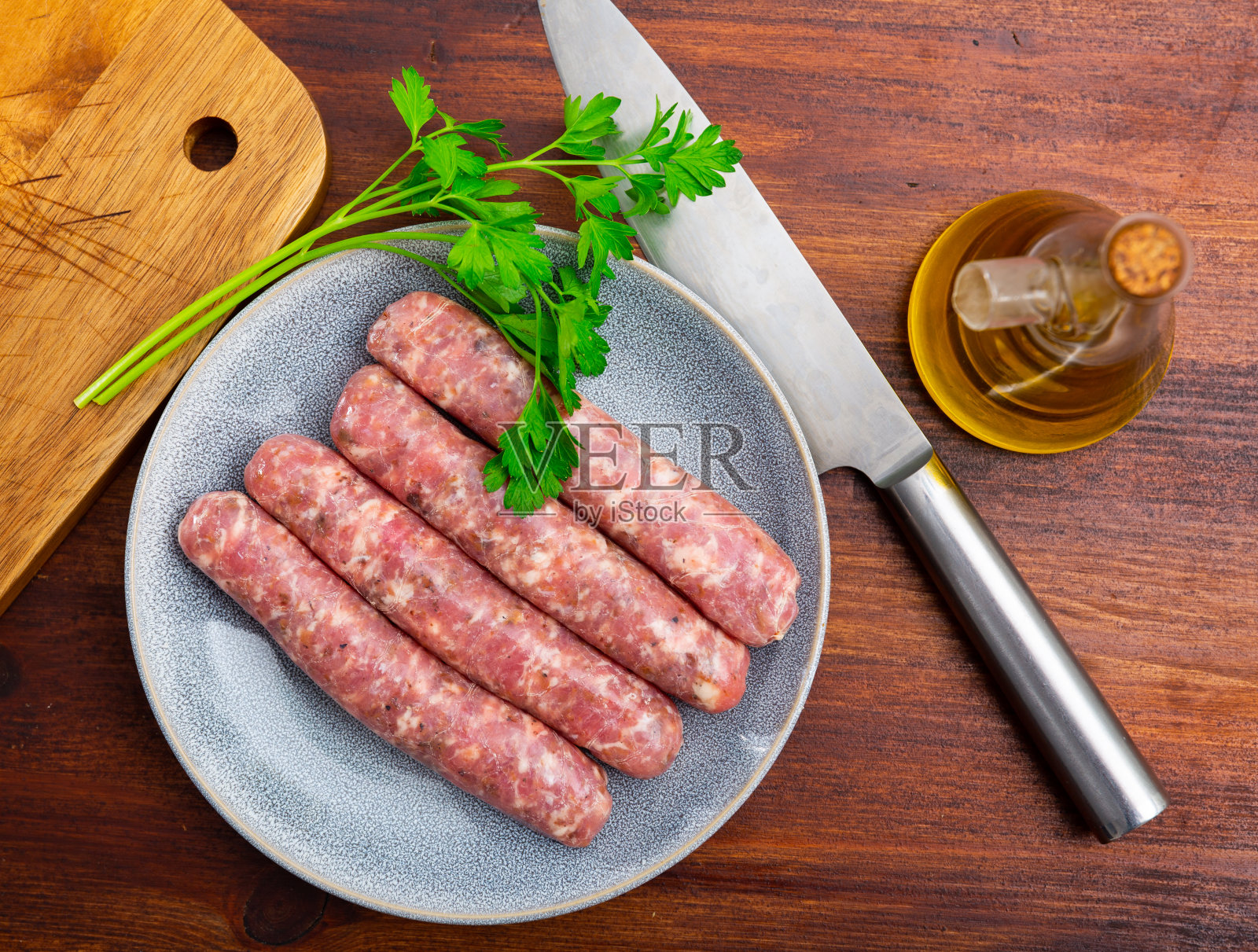 美味的布法拉配上香草和橄榄油照片摄影图片