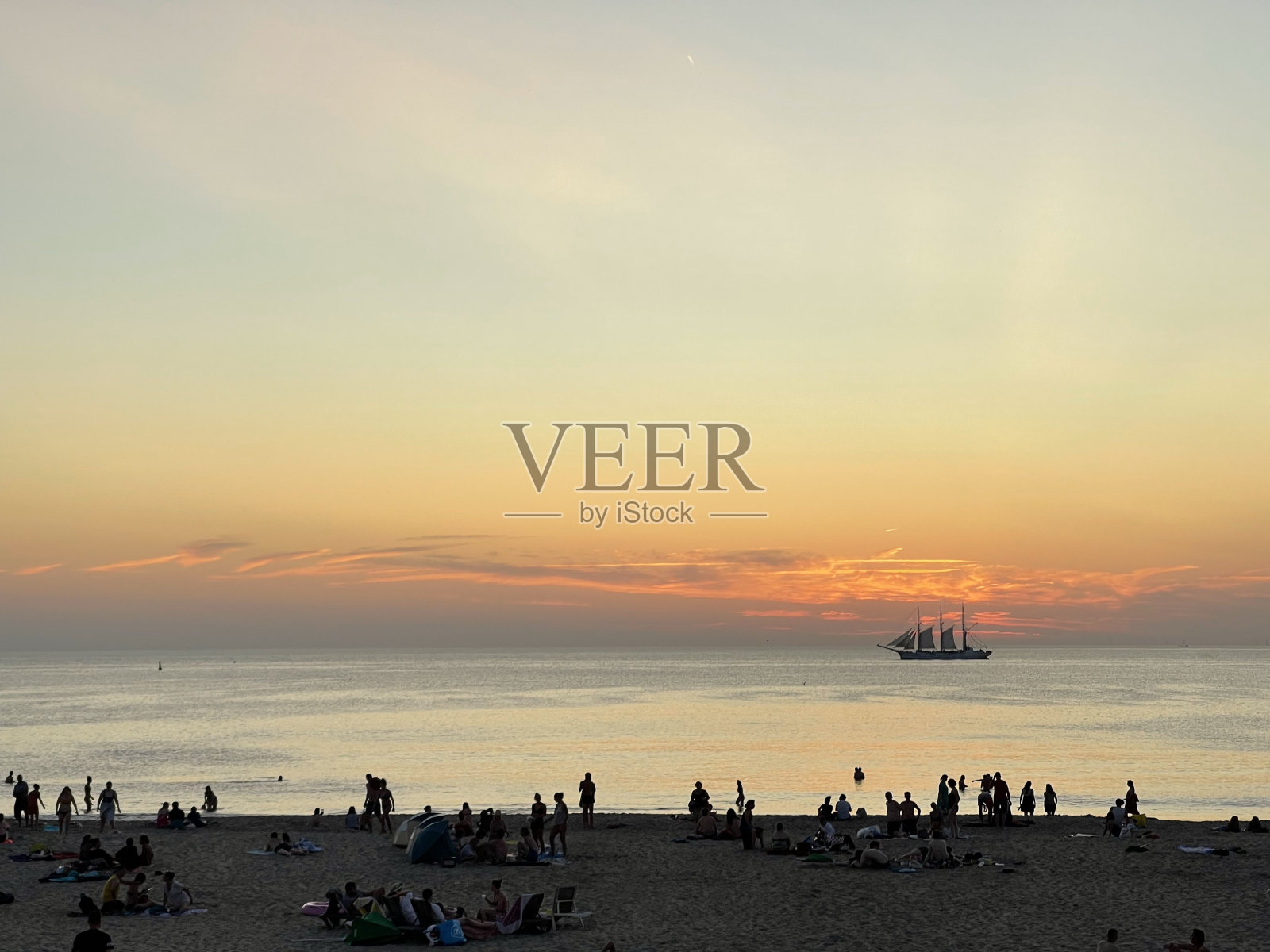 有帆船的日落海滩照片摄影图片