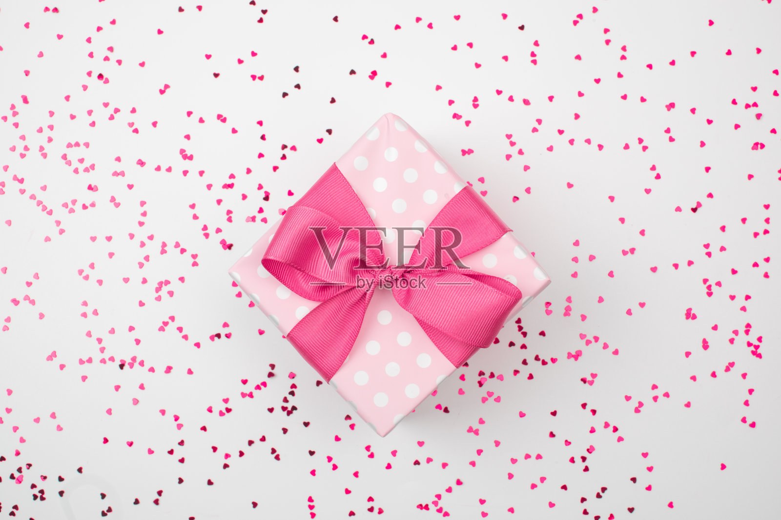 呈现在白色背景与闪闪发光的文字地方-图像照片摄影图片