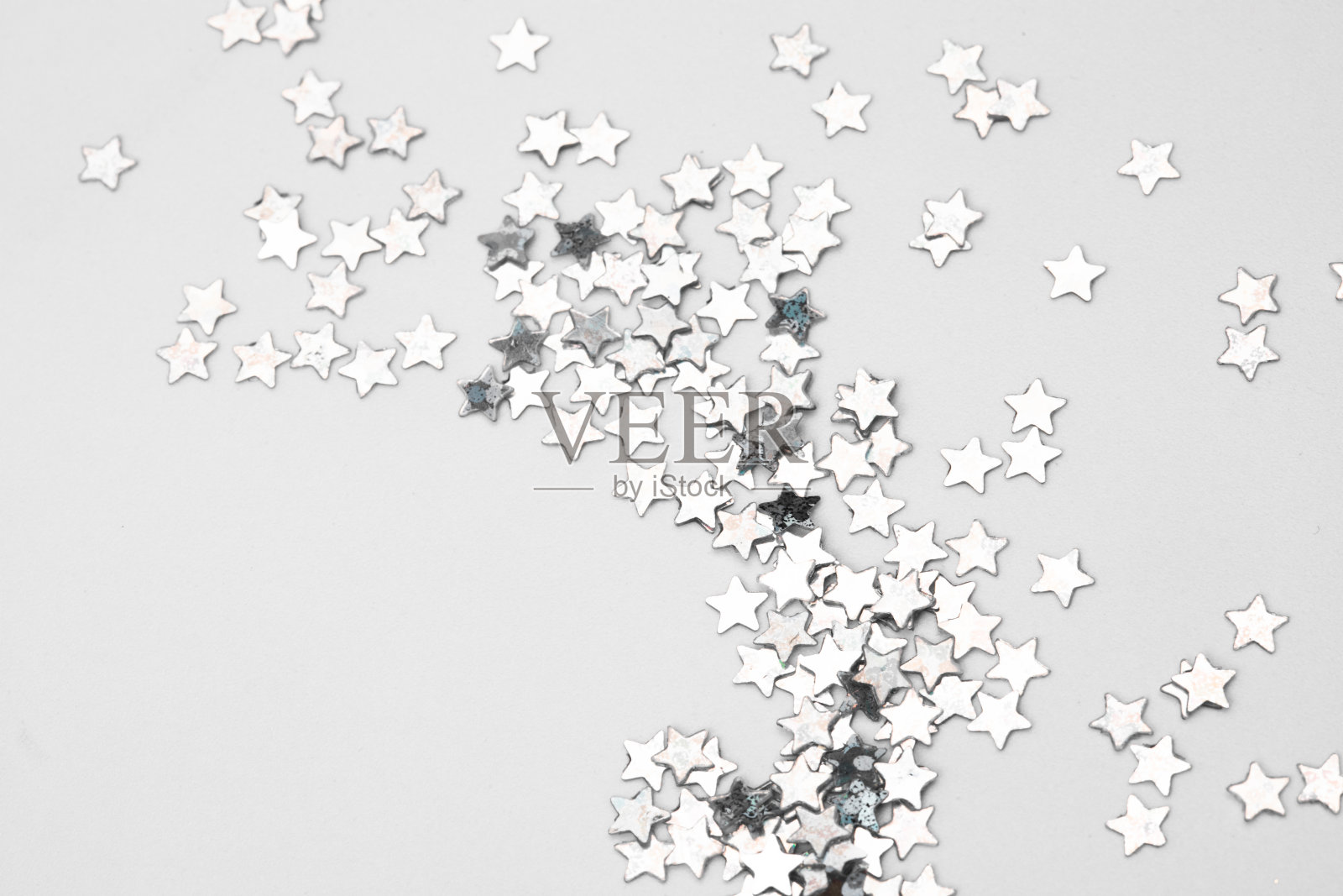 闪闪发光的银星在白色背景与文字的地方-图像照片摄影图片