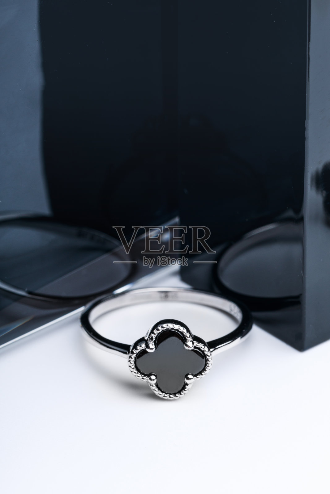 黑色背景的黑色珐琅戒指照片摄影图片