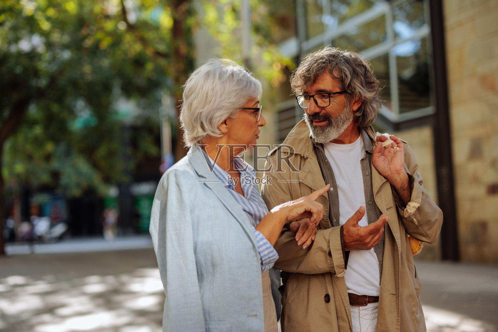老夫妇在城里。照片摄影图片