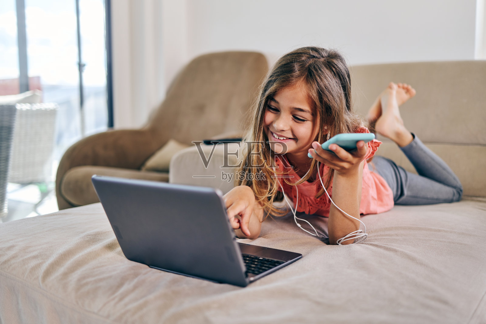 漂亮的女孩享受与笔记本电脑的家庭自由时间照片摄影图片