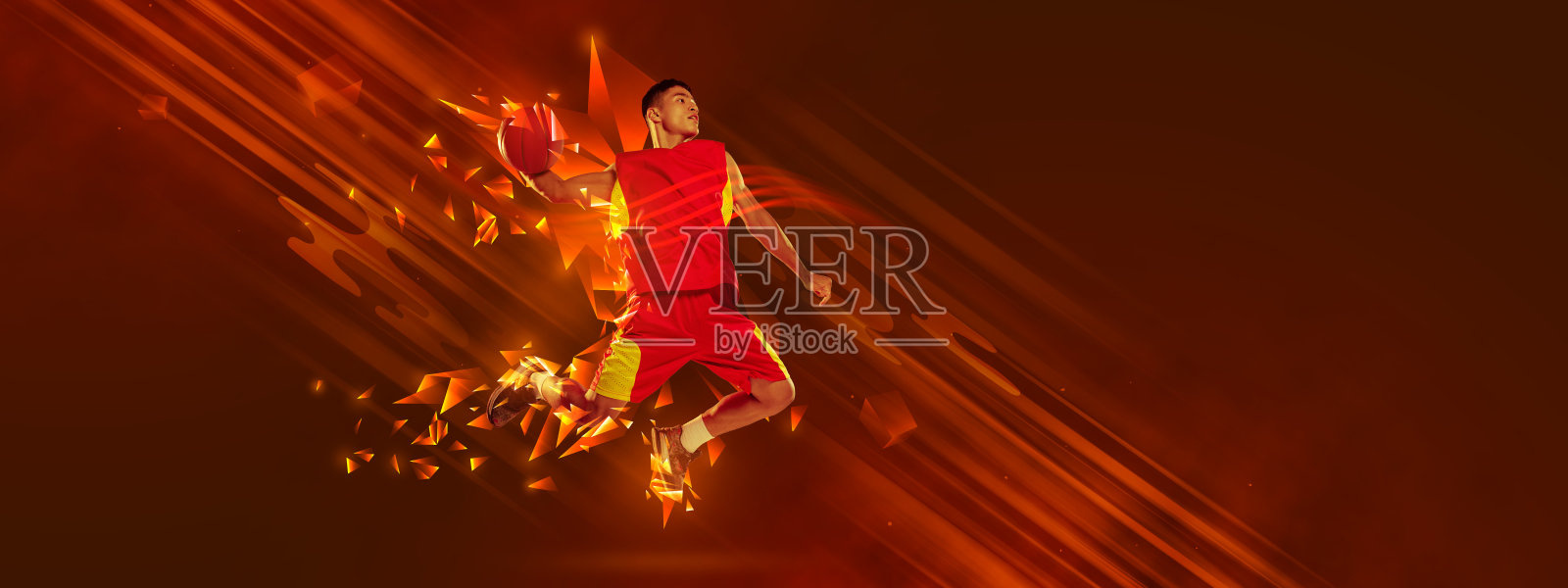 创造性的作品。运动的男人，运动中的篮球运动员，在多边形和流动的霓虹元素的红色背景上玩耍。照片摄影图片