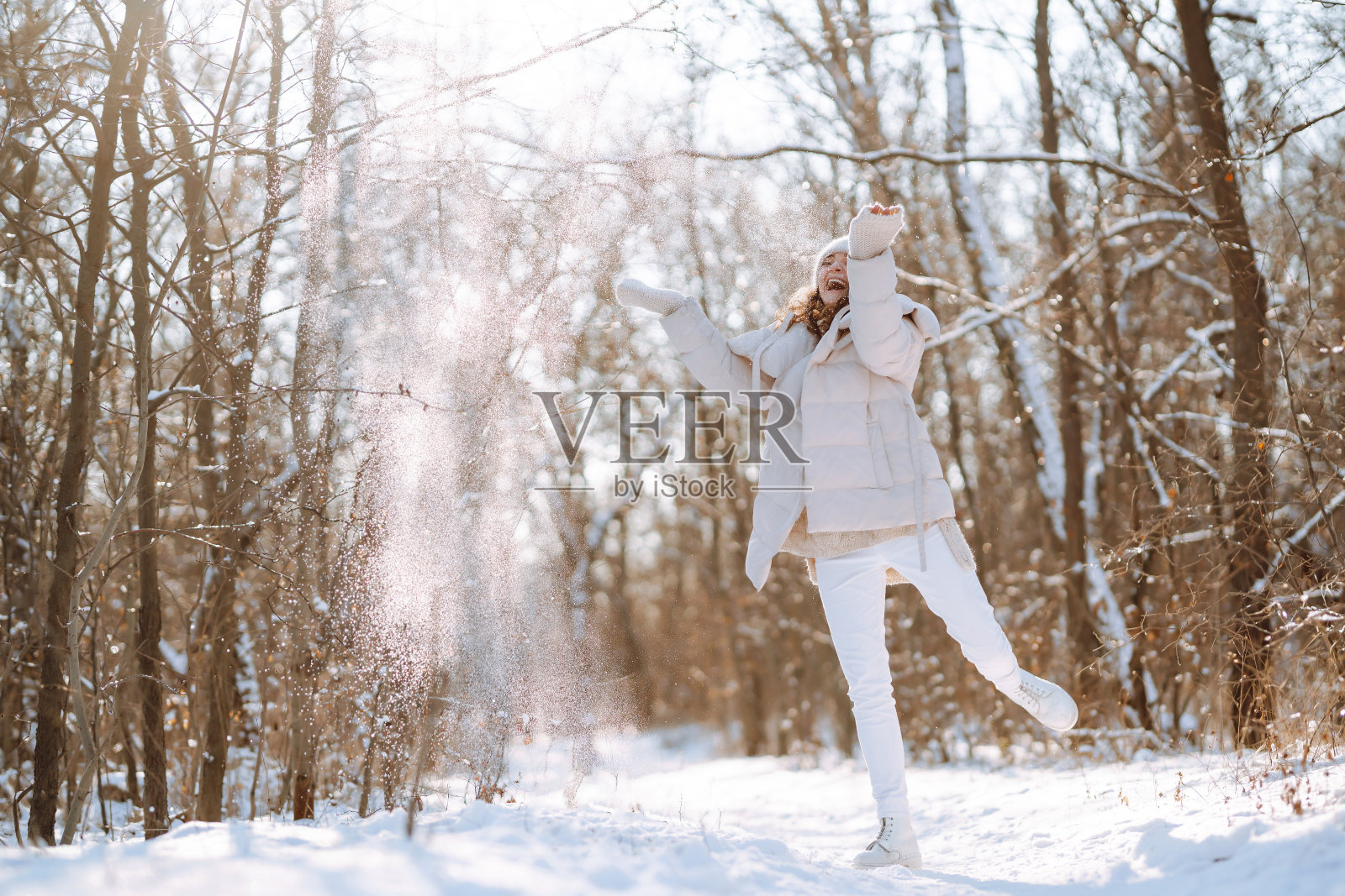 冬日公园里快乐的年轻女子。照片摄影图片