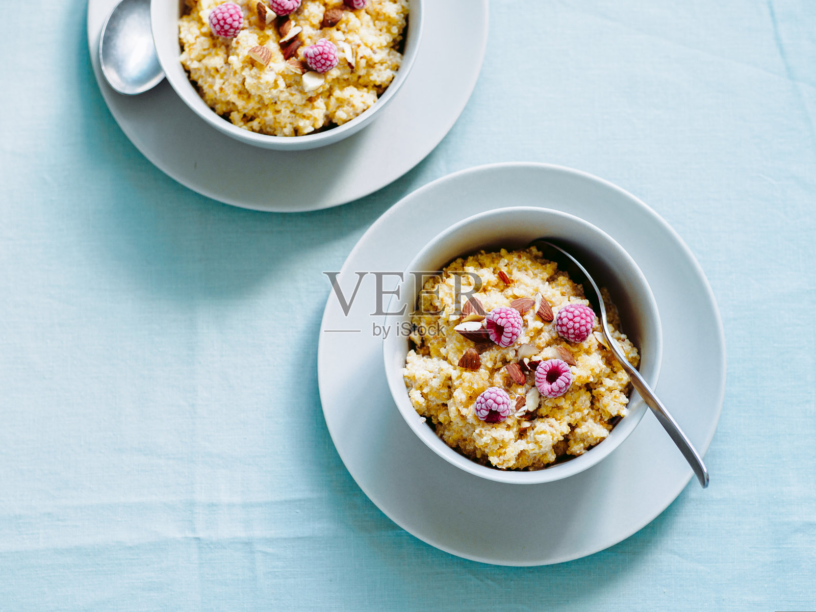 藜麦粥配覆盆子和杏仁照片摄影图片