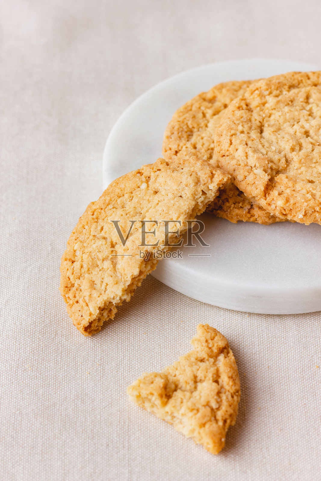 燕麦饼干放在大理石架子上照片摄影图片