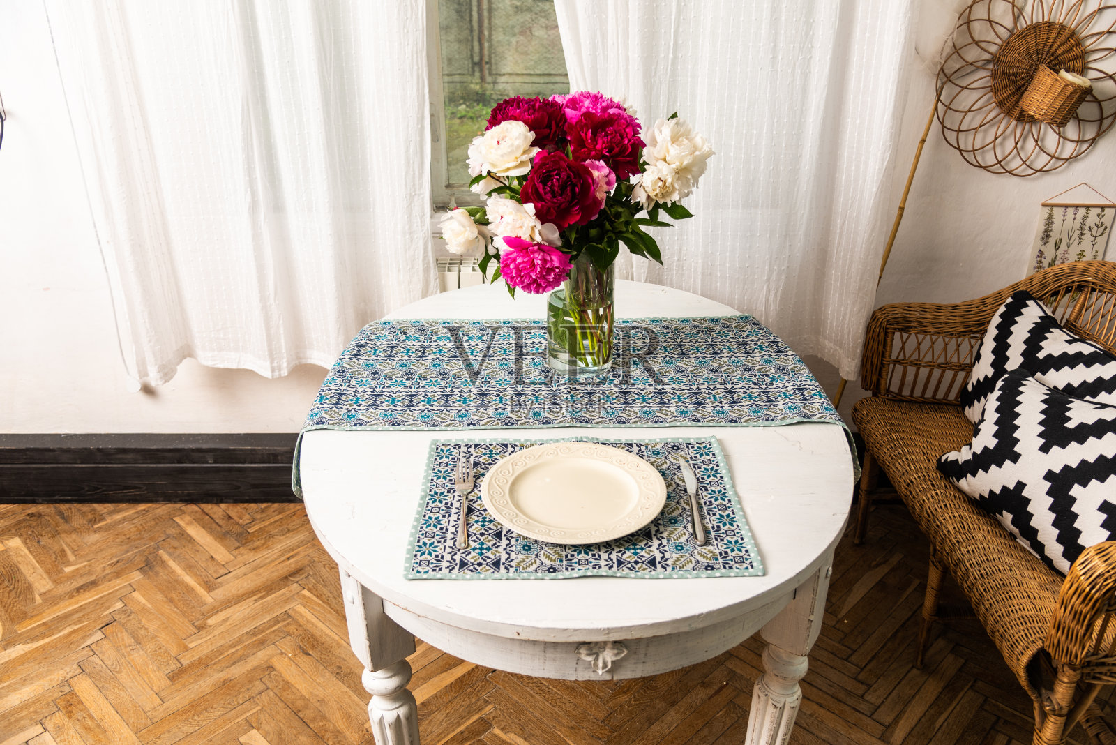 餐桌设置的节日和放松的气氛照片摄影图片