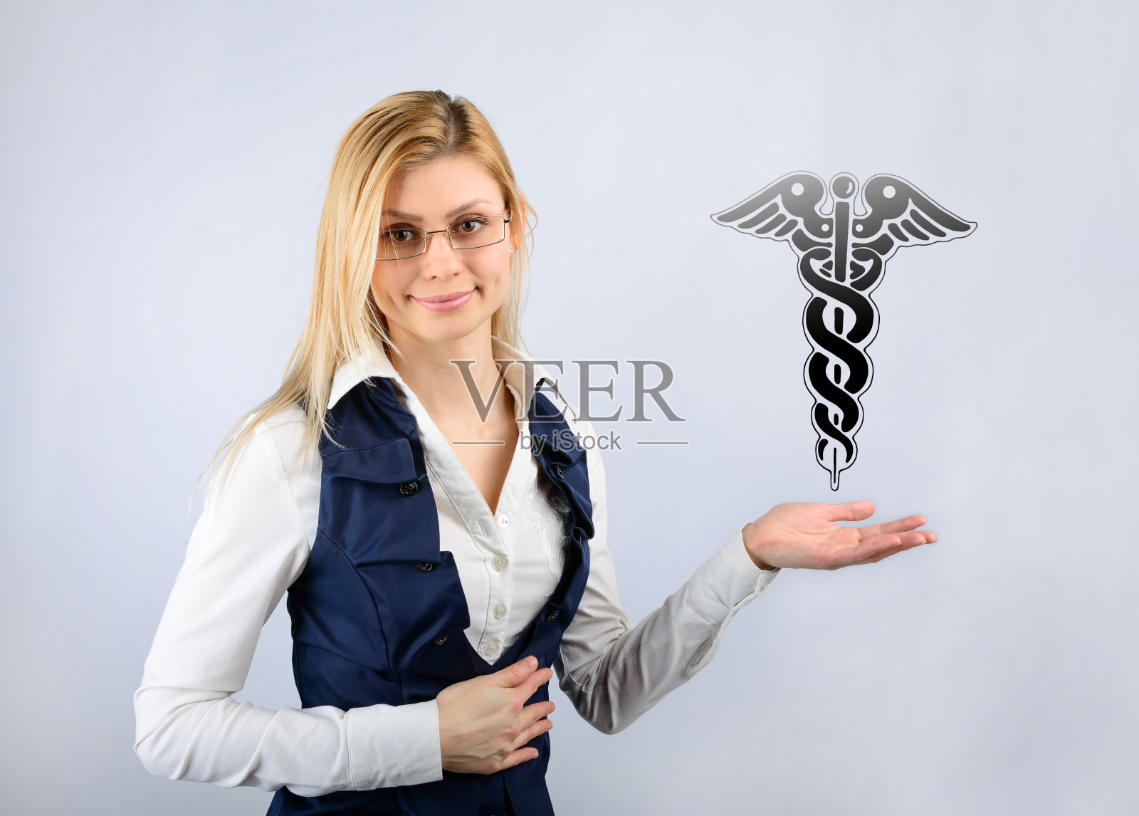 手持健康图标的女商人照片摄影图片