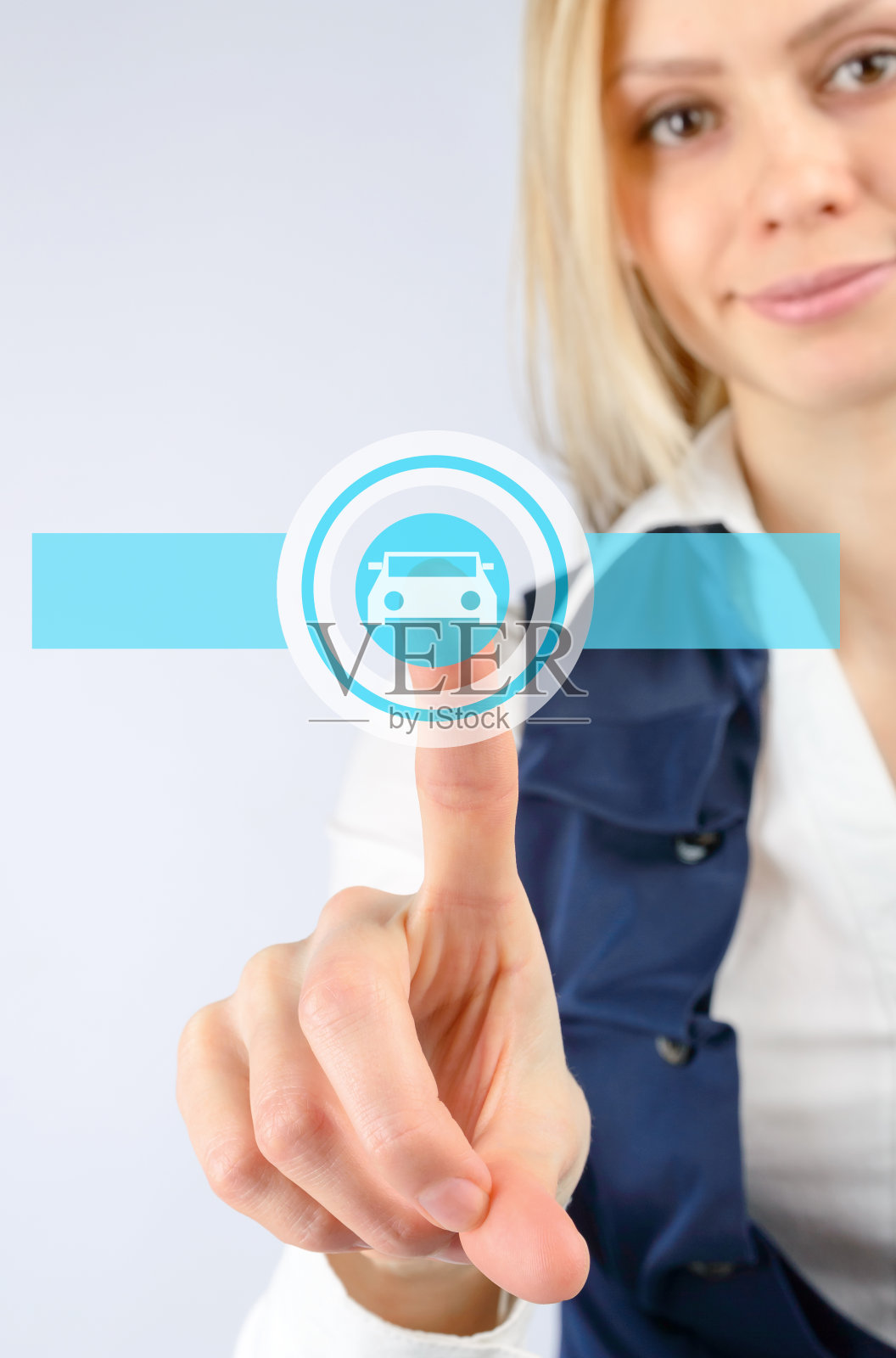 女人按下汽车的触摸图标照片摄影图片