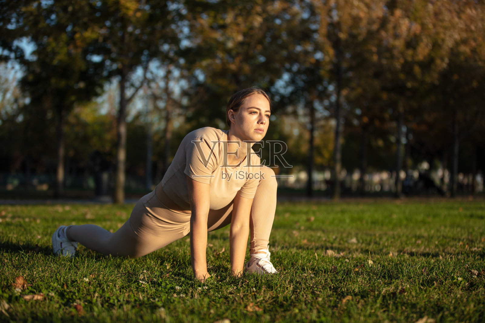 金发女孩在训练前做练习。照片摄影图片