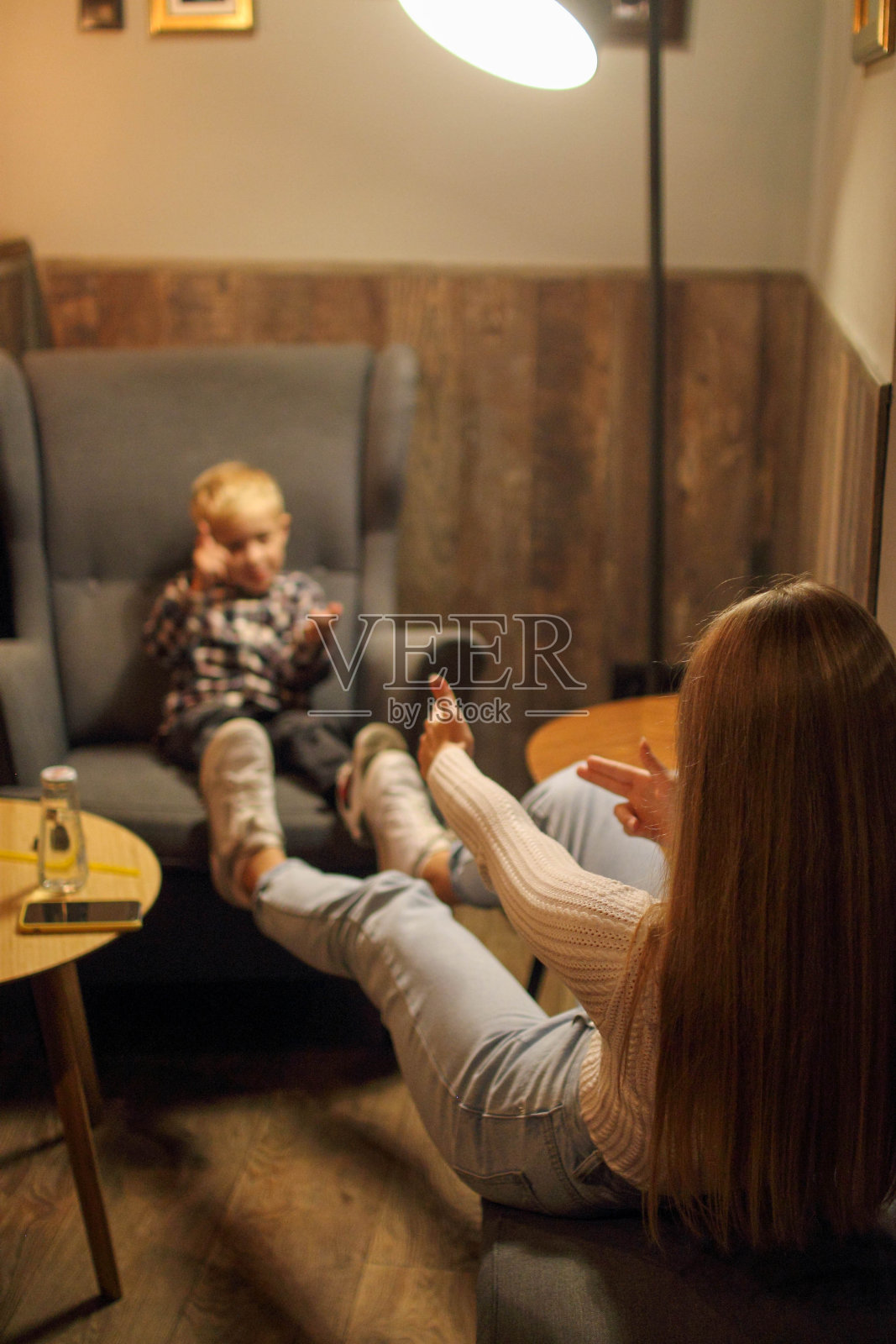 可爱的姐姐和她的弟弟一起玩耍和大笑。可爱的女孩和小男孩玩耍。照片摄影图片