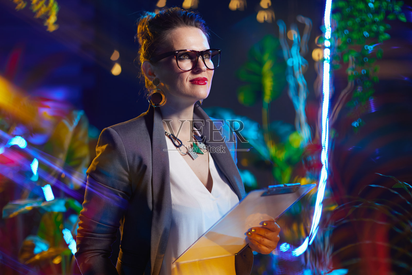 现代女性在虚拟现实中使用剪贴板照片摄影图片