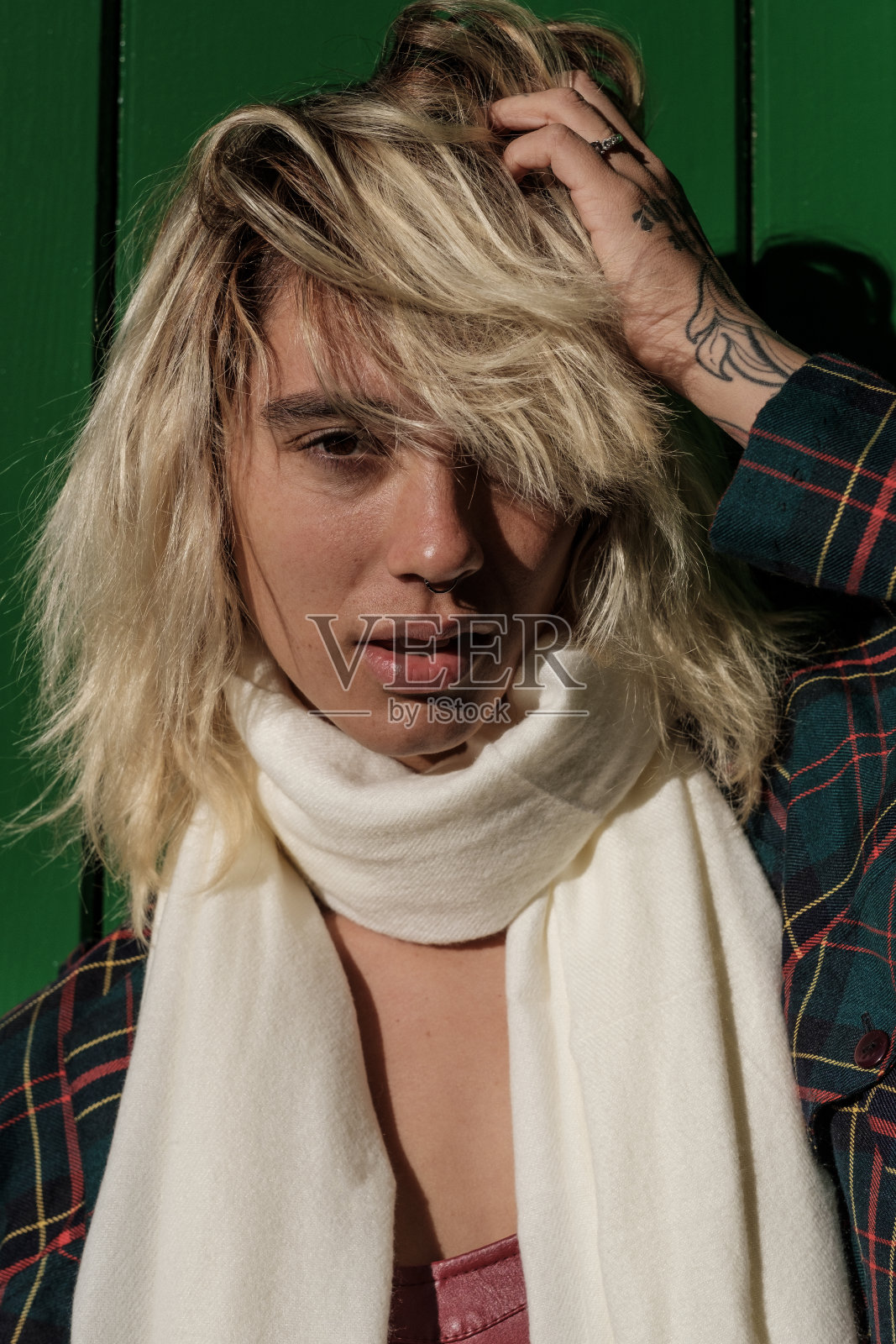 自信又酷的另类年轻女子正看着镜头。照片摄影图片