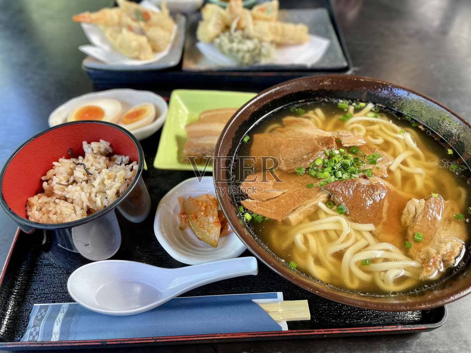 天妇罗日本虾和炸猪肉照片摄影图片