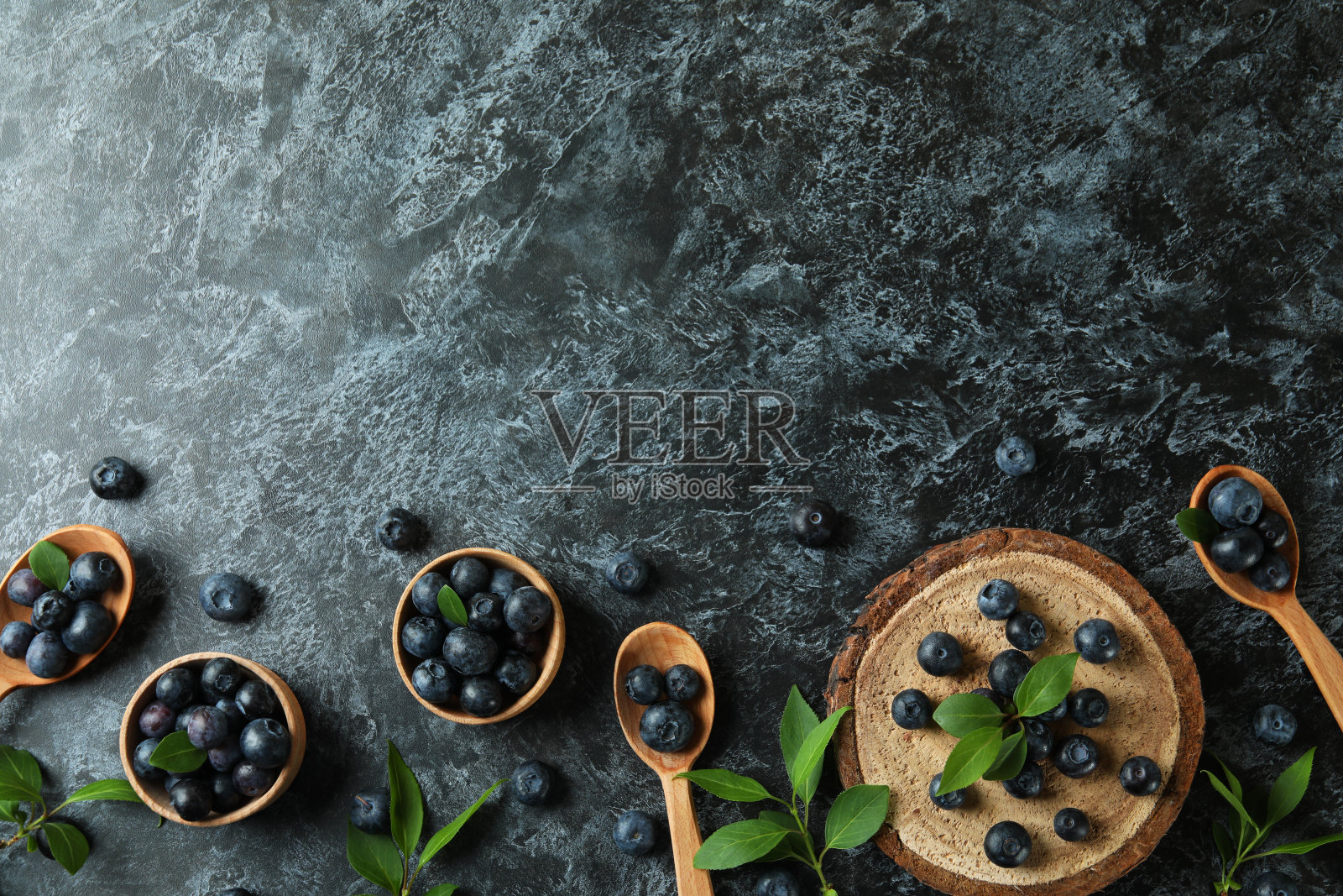 新鲜的浆果概念与蓝莓在黑烟表照片摄影图片