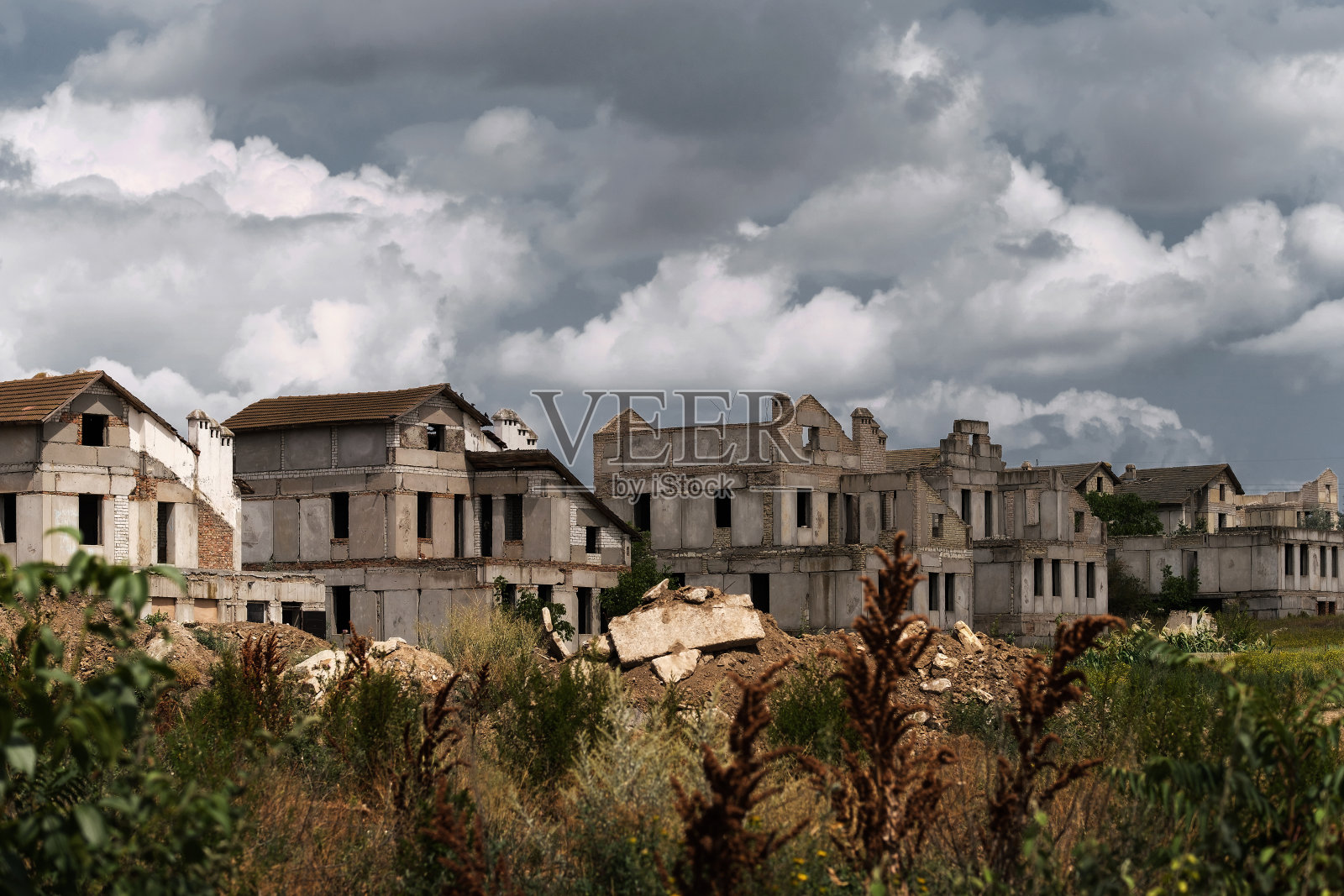 一排排废弃的房子，不发达或被毁。房地产因地震和其他灾害而破裂。照片摄影图片