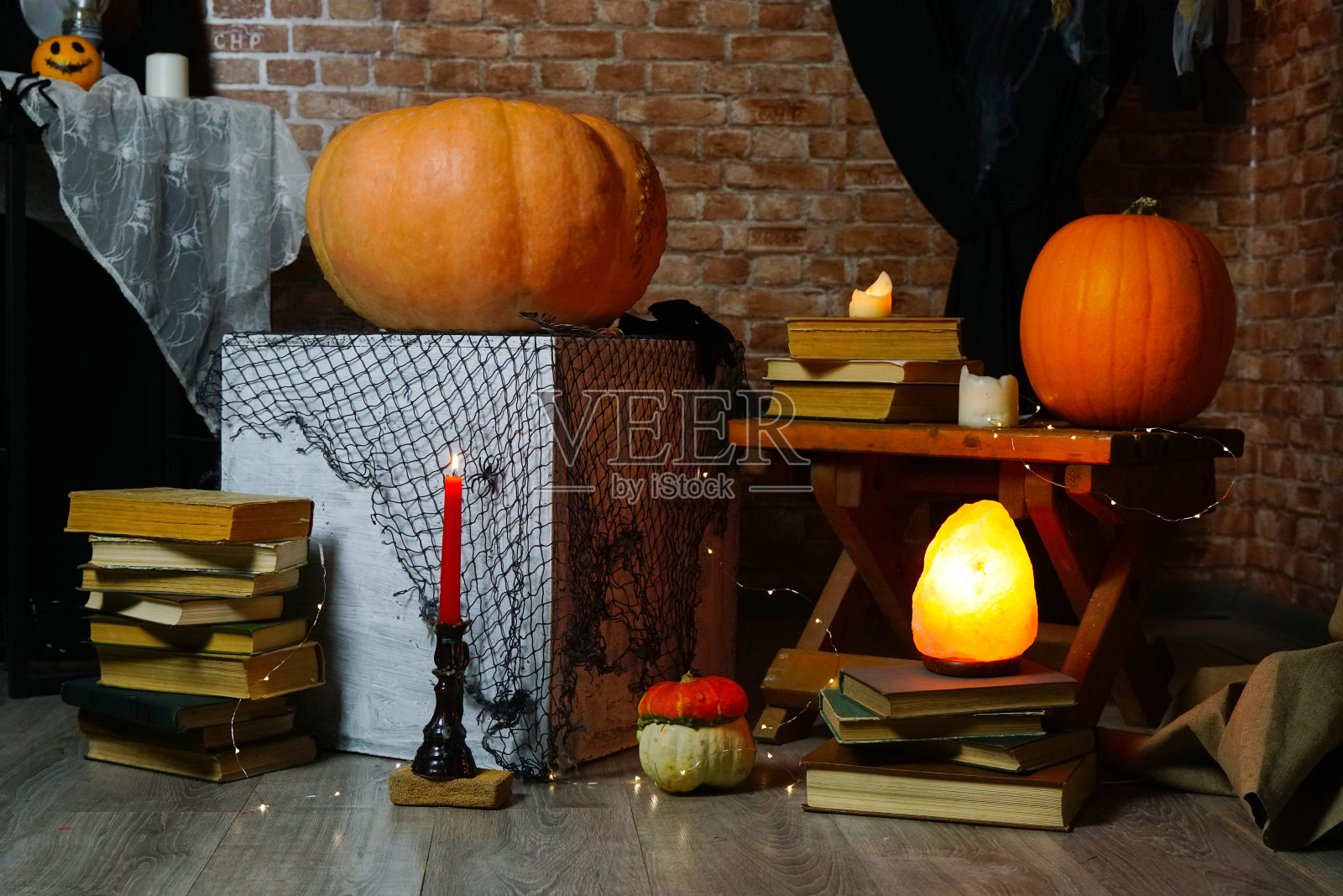 大厅内部为万圣节装饰了桌子和架子照片摄影图片