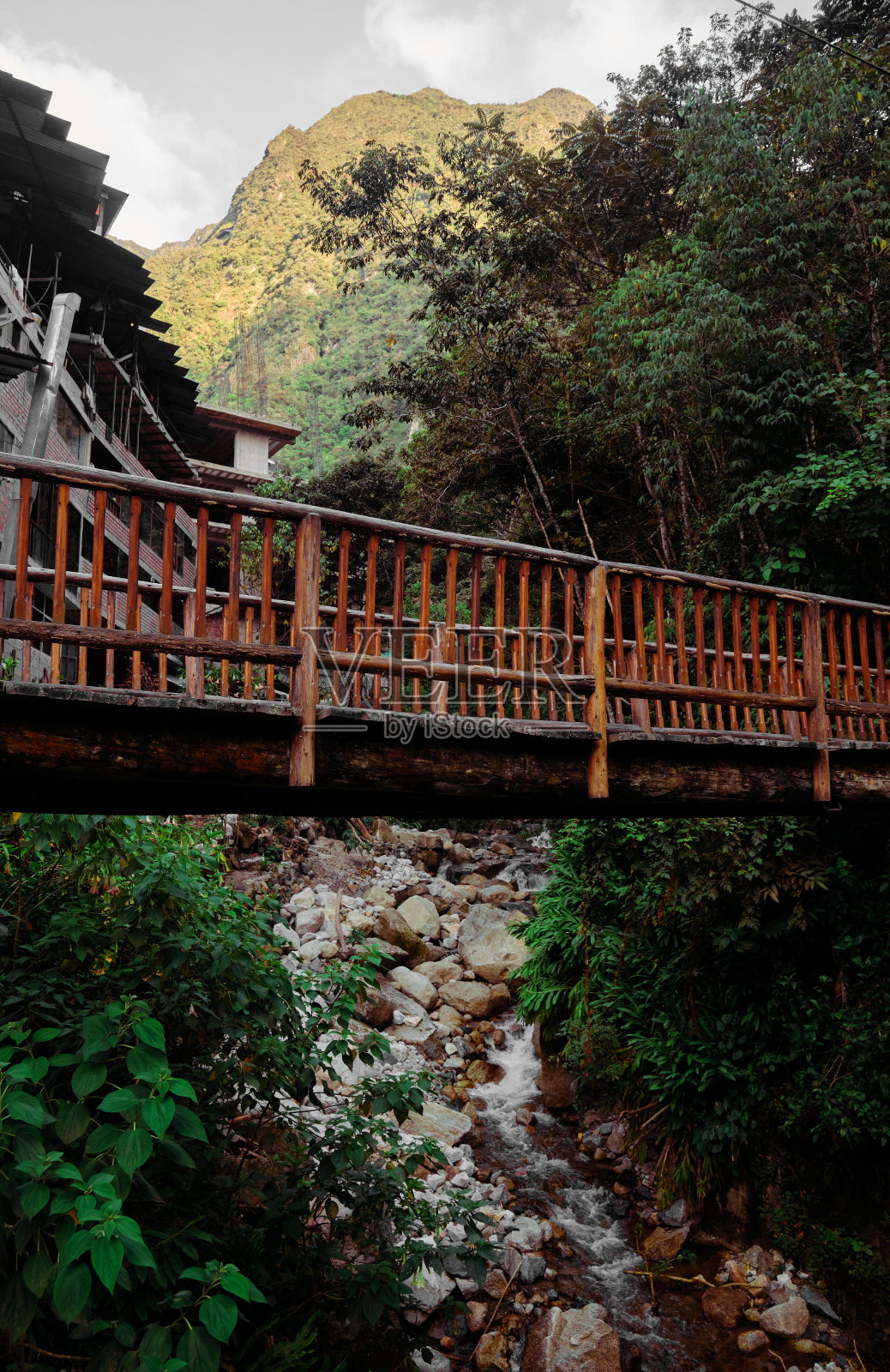 小溪上的木桥。照片摄影图片