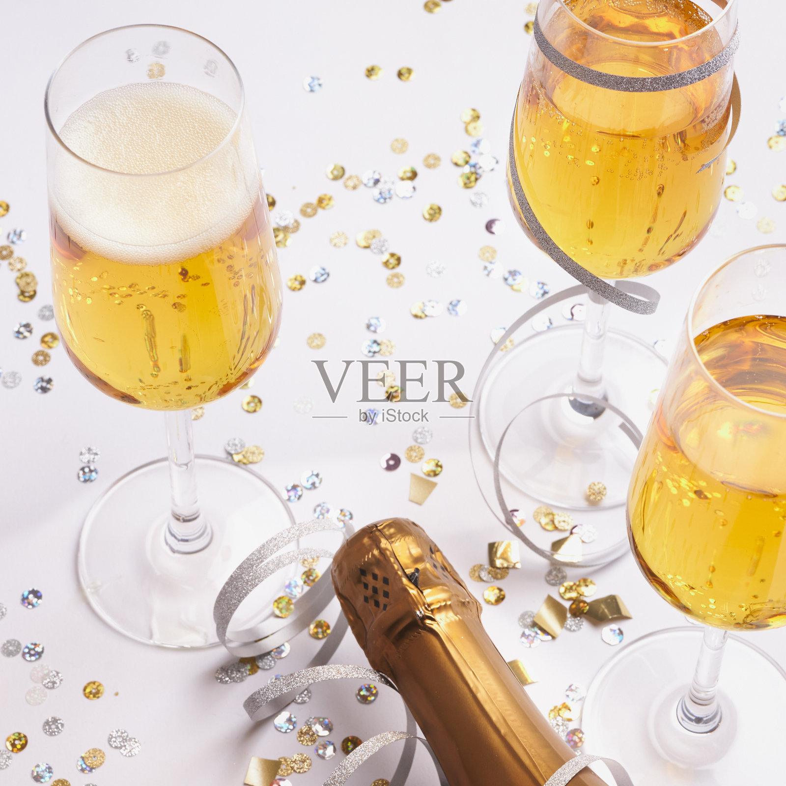 为新年准备的节日香槟杯照片摄影图片