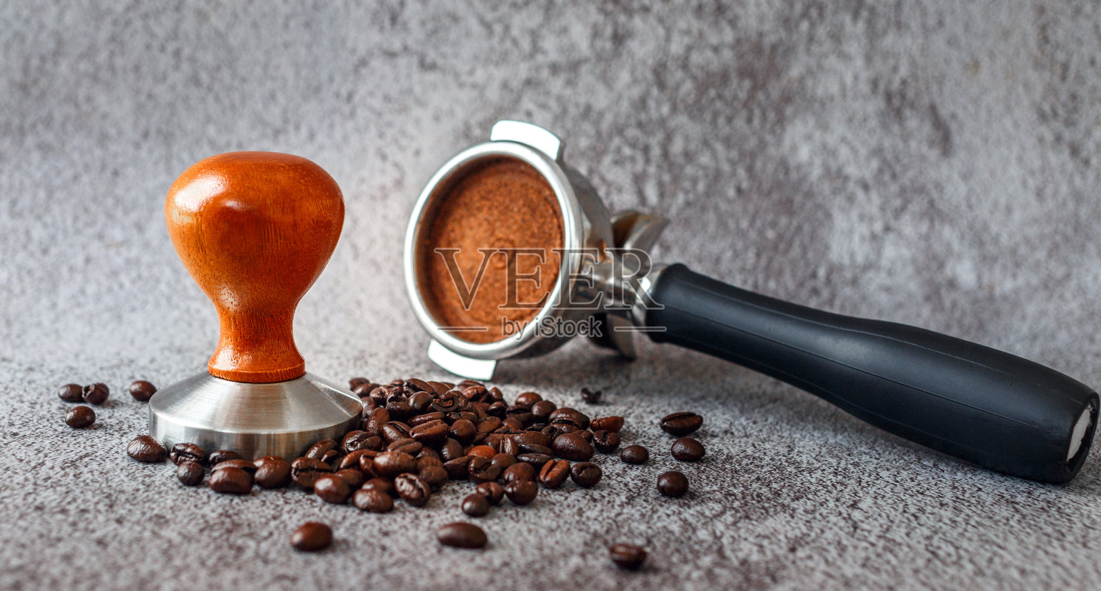 咖啡师咖啡工具组合过滤器和灰色背景的深色烘焙咖啡豆的设备照片摄影图片