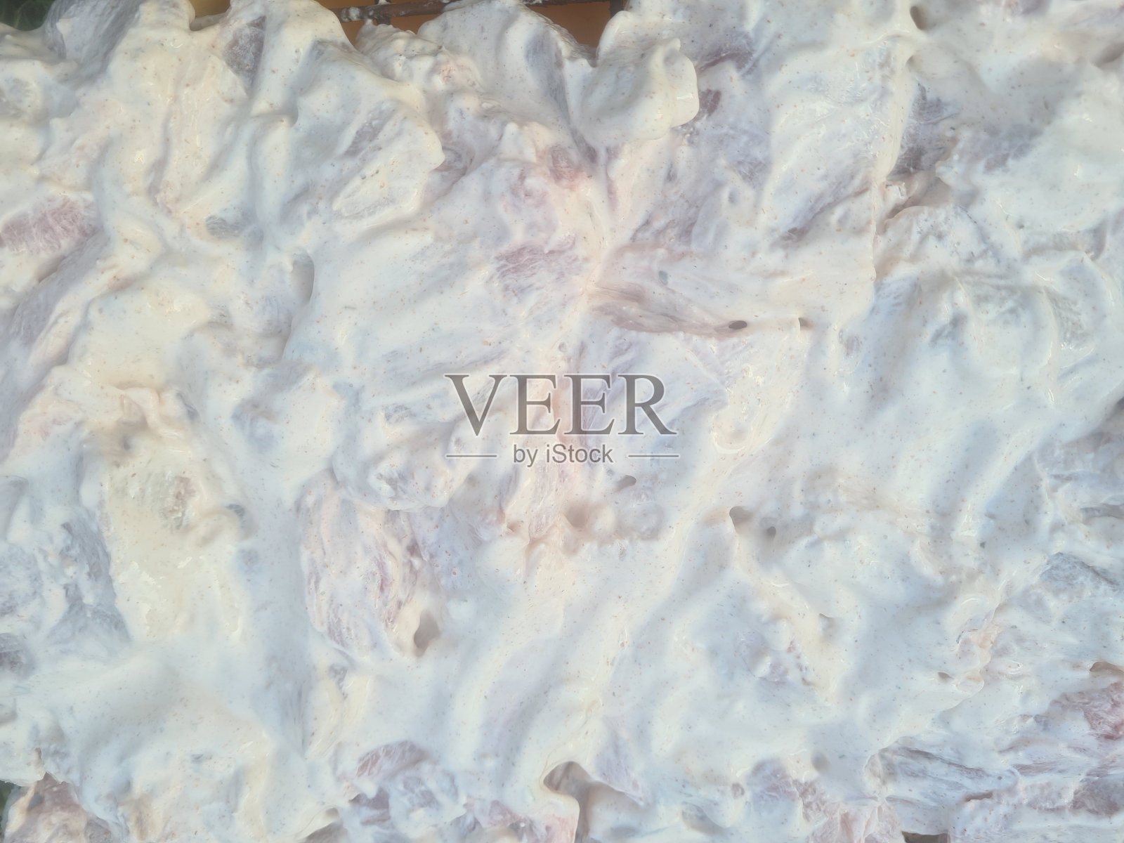 用烤蛋黄酱腌制的生鸡胸肉片或猪肉照片摄影图片