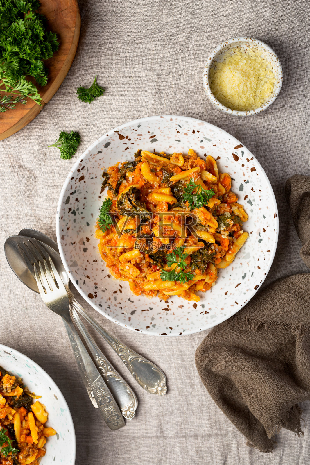 自制意大利面配肉酱肉酱和甘蓝照片摄影图片