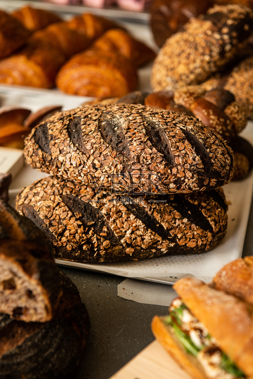 选择自制的酸面包。桌上摆着新鲜的酸面包。照片摄影图片