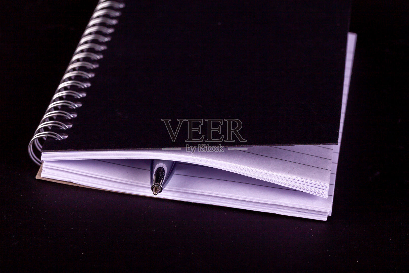 钢笔在黑色记事本关闭照片摄影图片