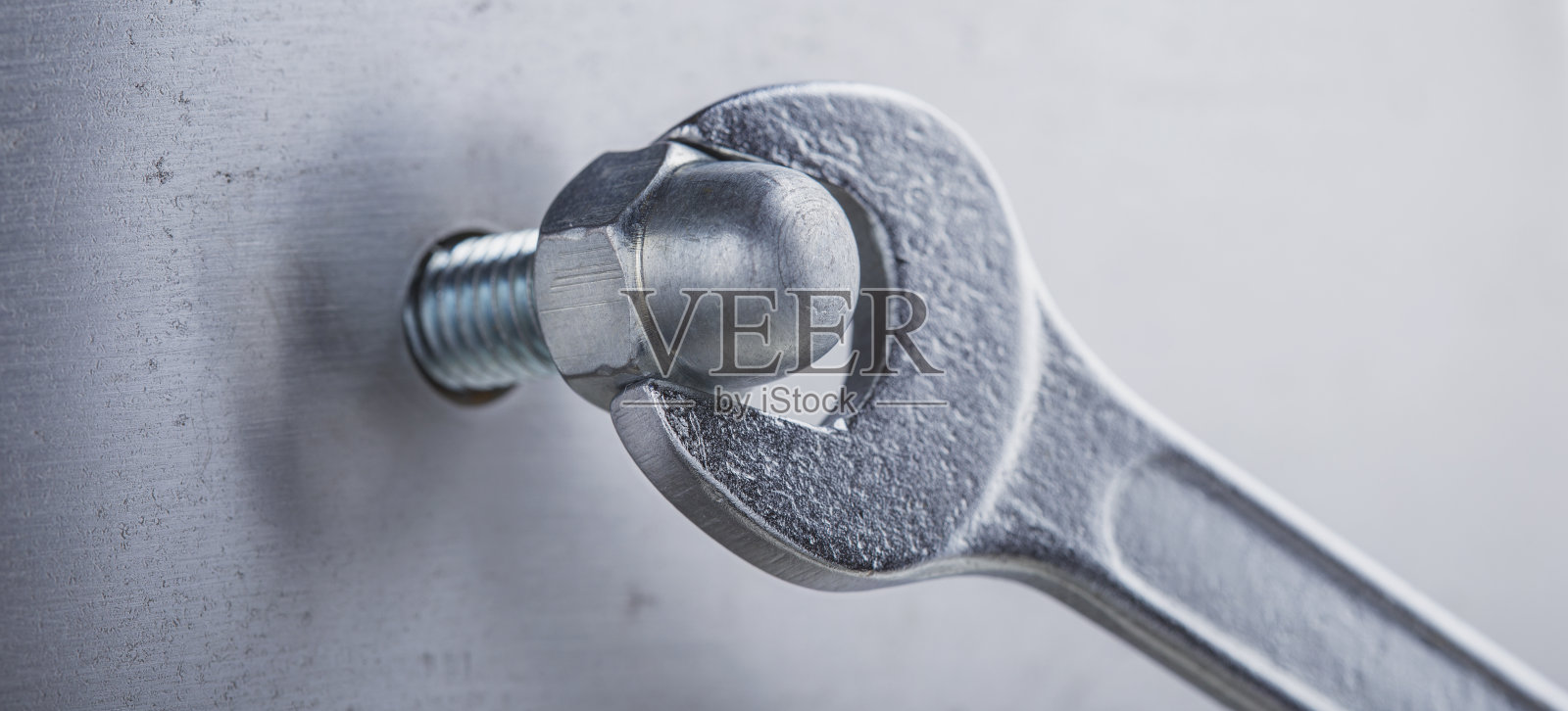 扳手用于紧固钢坯中的钢帽螺母。扳手、螺栓、螺钉和螺母。照片摄影图片