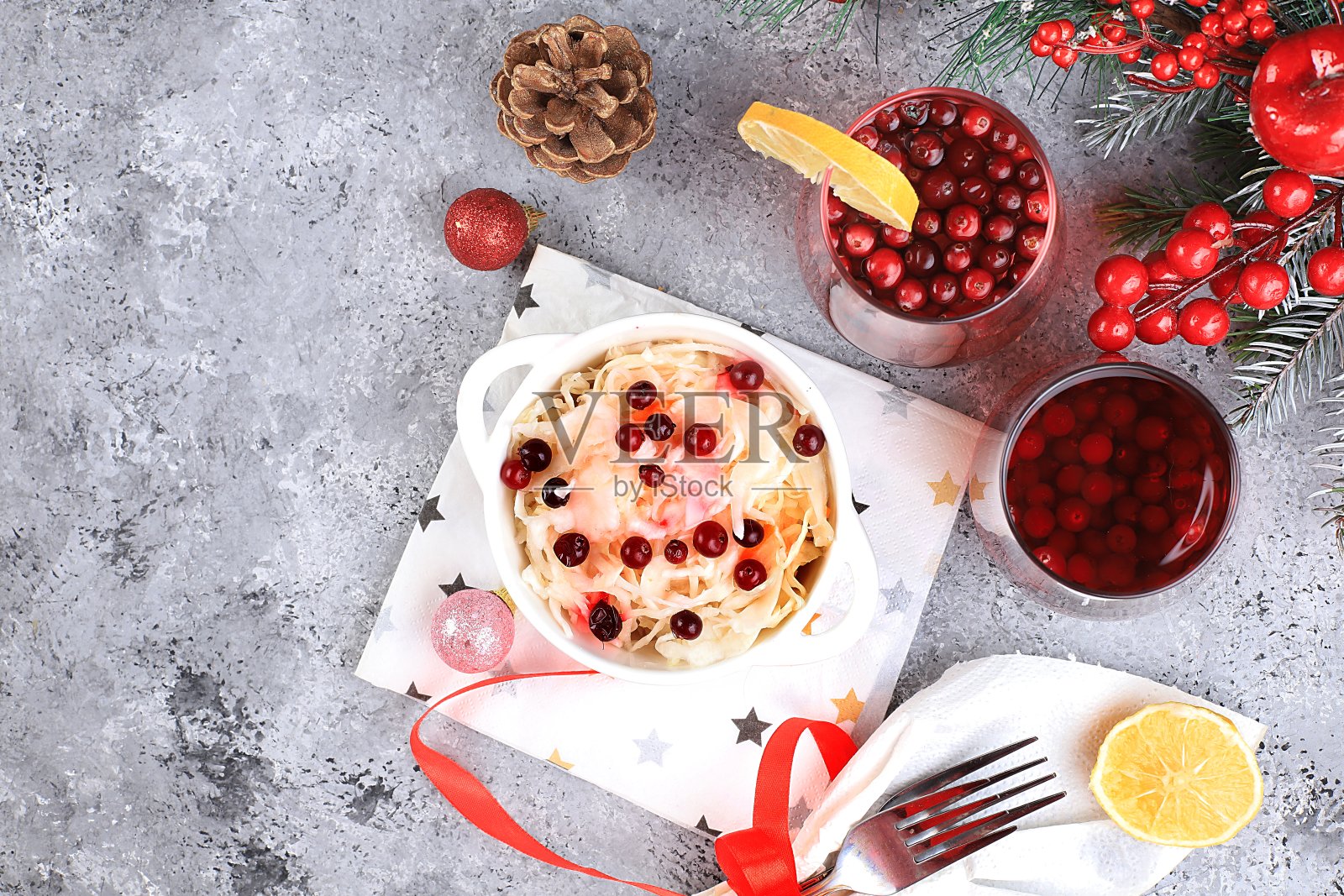 酸菜配蔓越莓和烈性酒精香料鸡尾酒，健康天然的沙拉排毒饮食和温暖的冬季饮料照片摄影图片