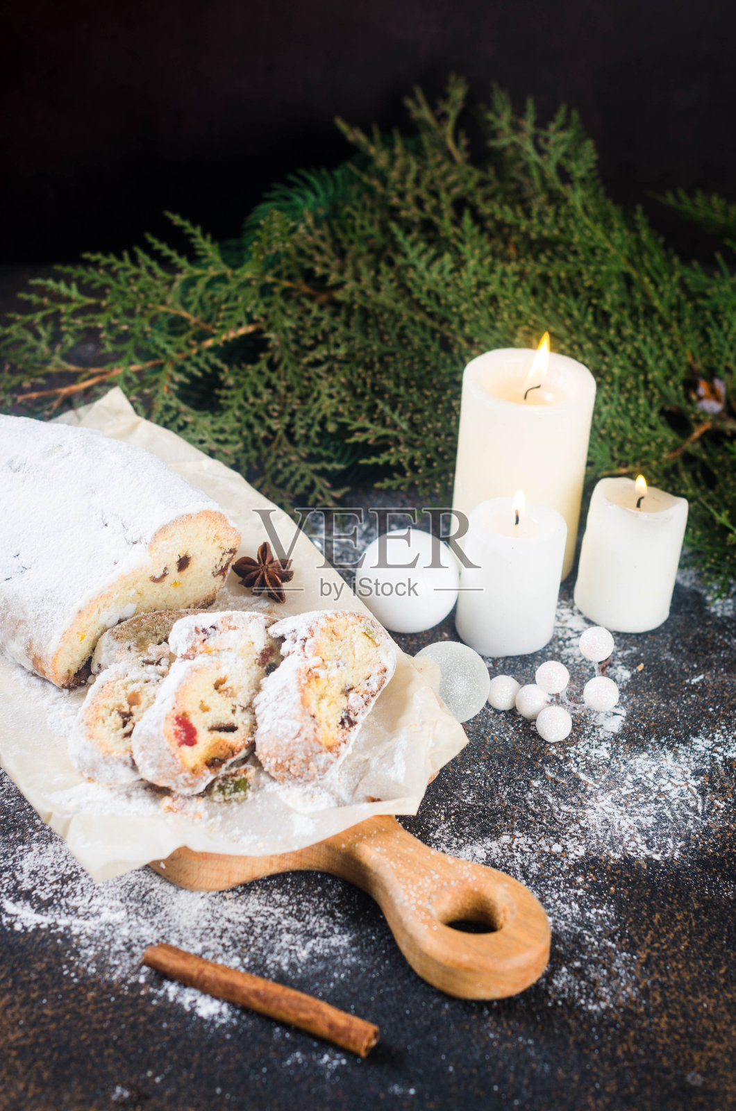 圣诞传统水果面包，内含浆果干、坚果和糖粉照片摄影图片