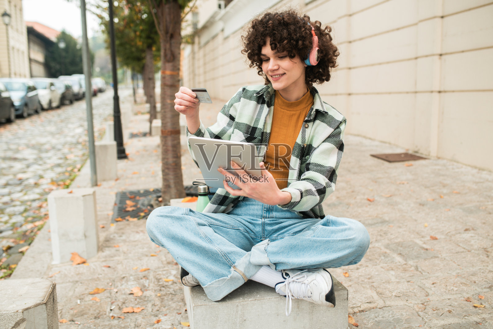 一个快乐的女孩在街上网购的画像照片摄影图片