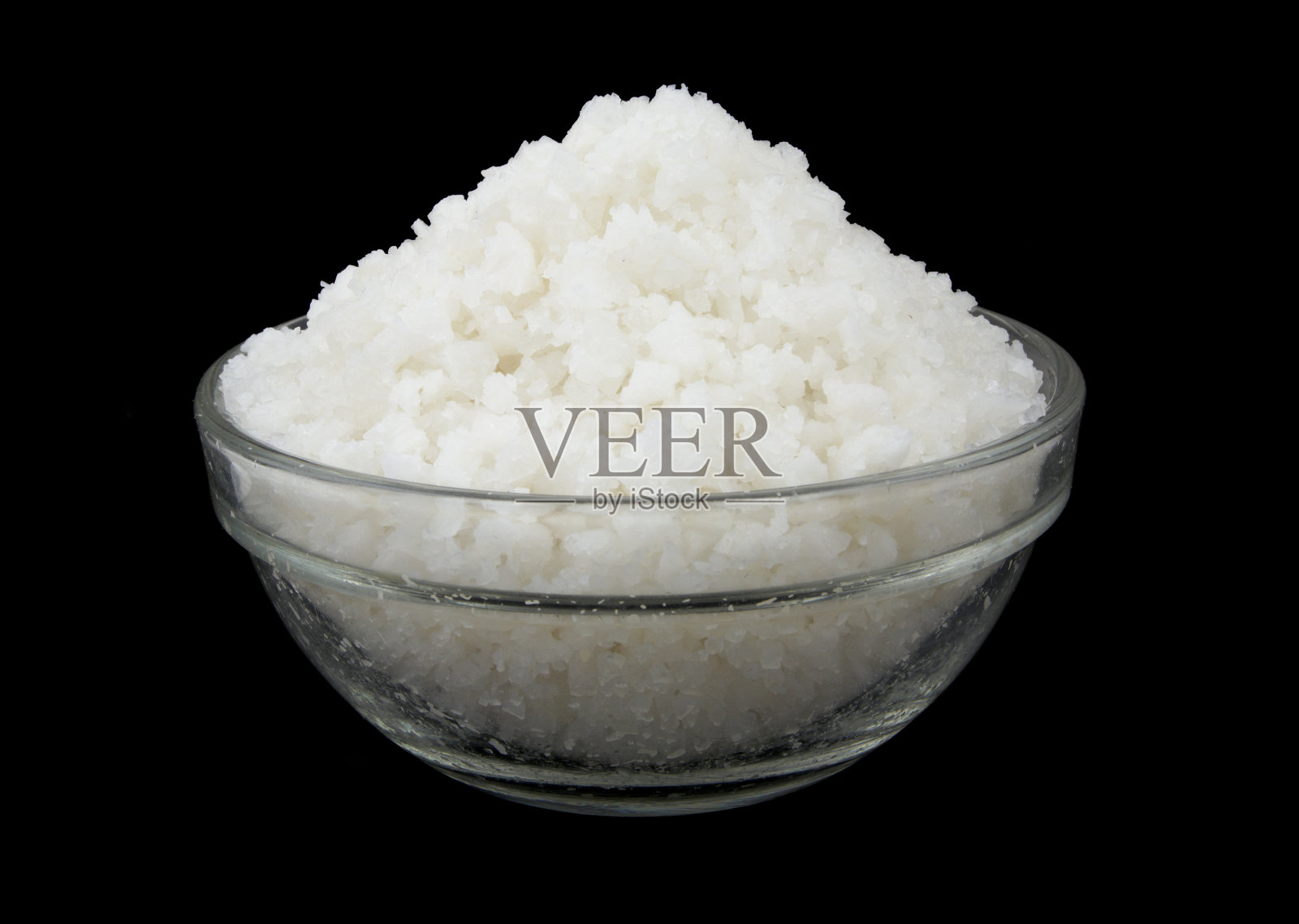 玻璃碗与盐隔离在黑色照片摄影图片