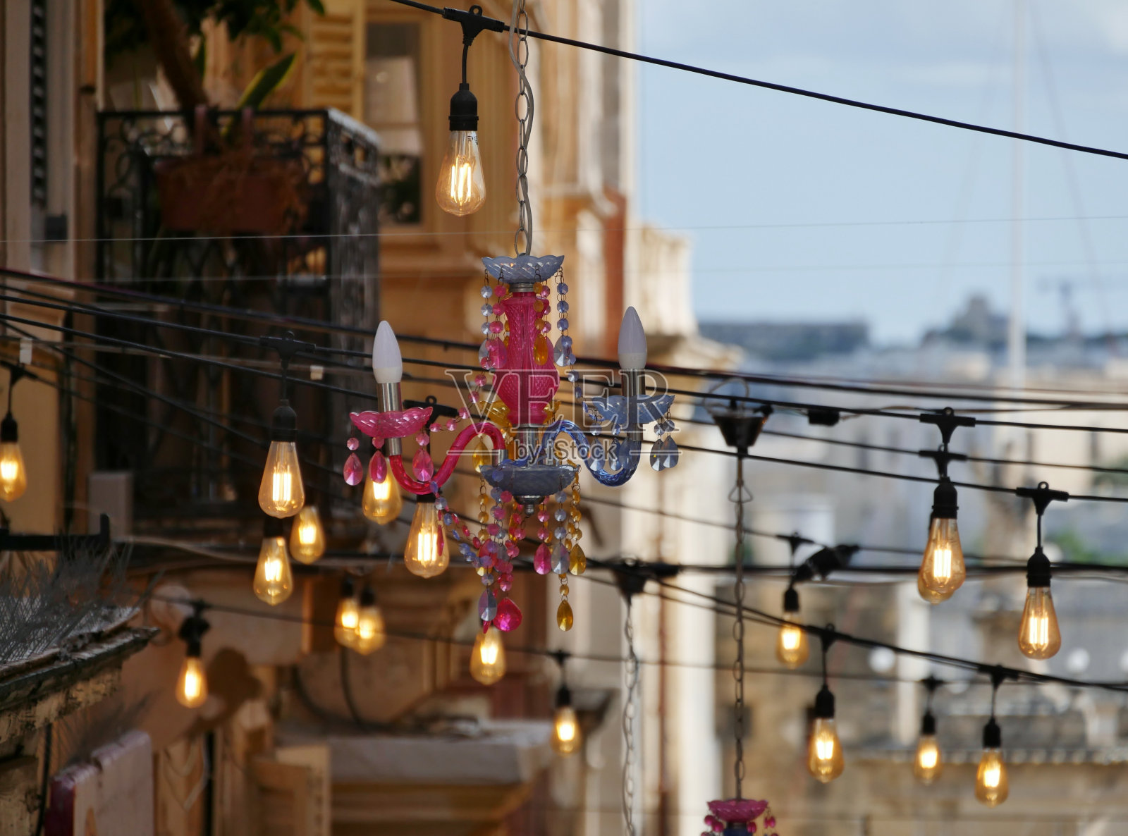 瓦莱塔巷子里的一串串灯照片摄影图片