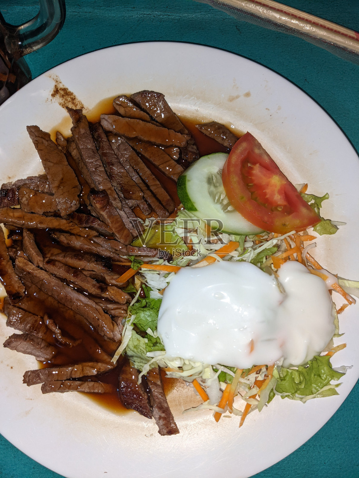 近距离拍摄三宝垄传统餐厅的主菜。照片摄影图片