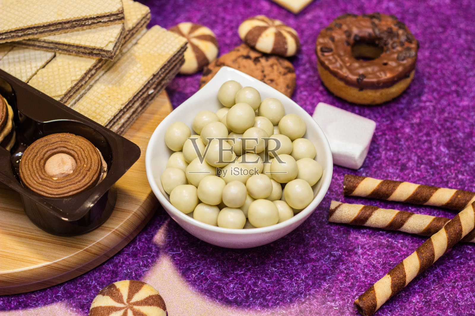 桌上摆着各种美味的糖果照片摄影图片