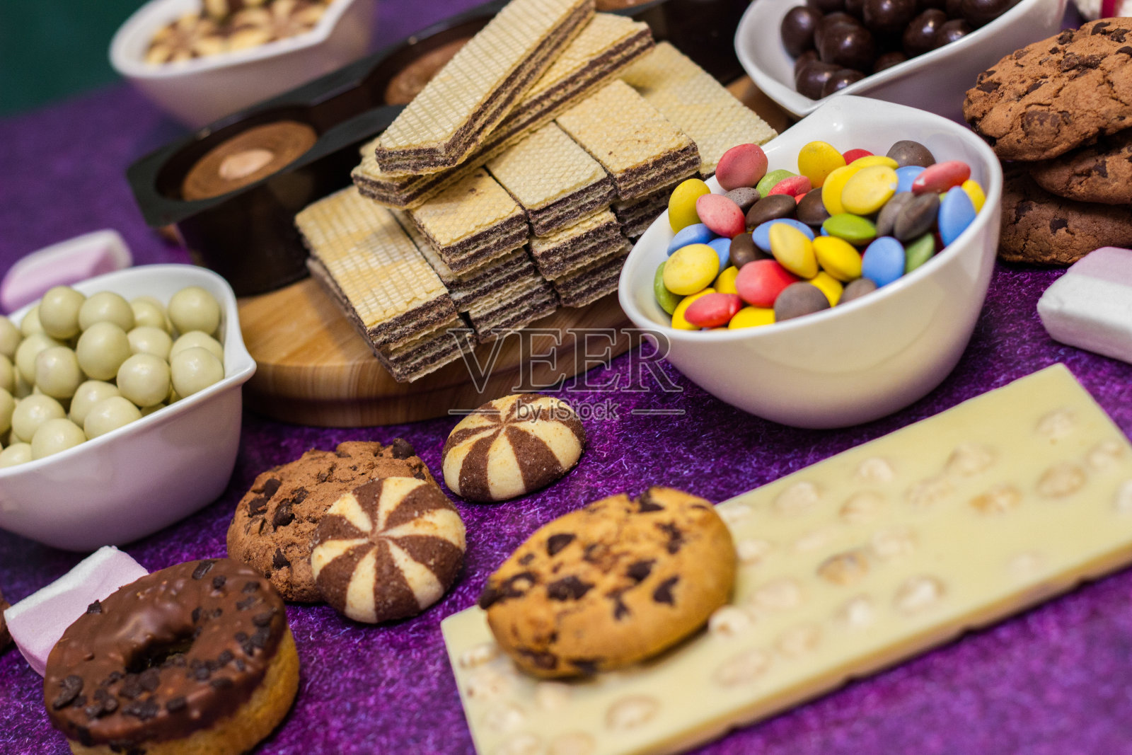 桌上摆着各种美味的糖果照片摄影图片