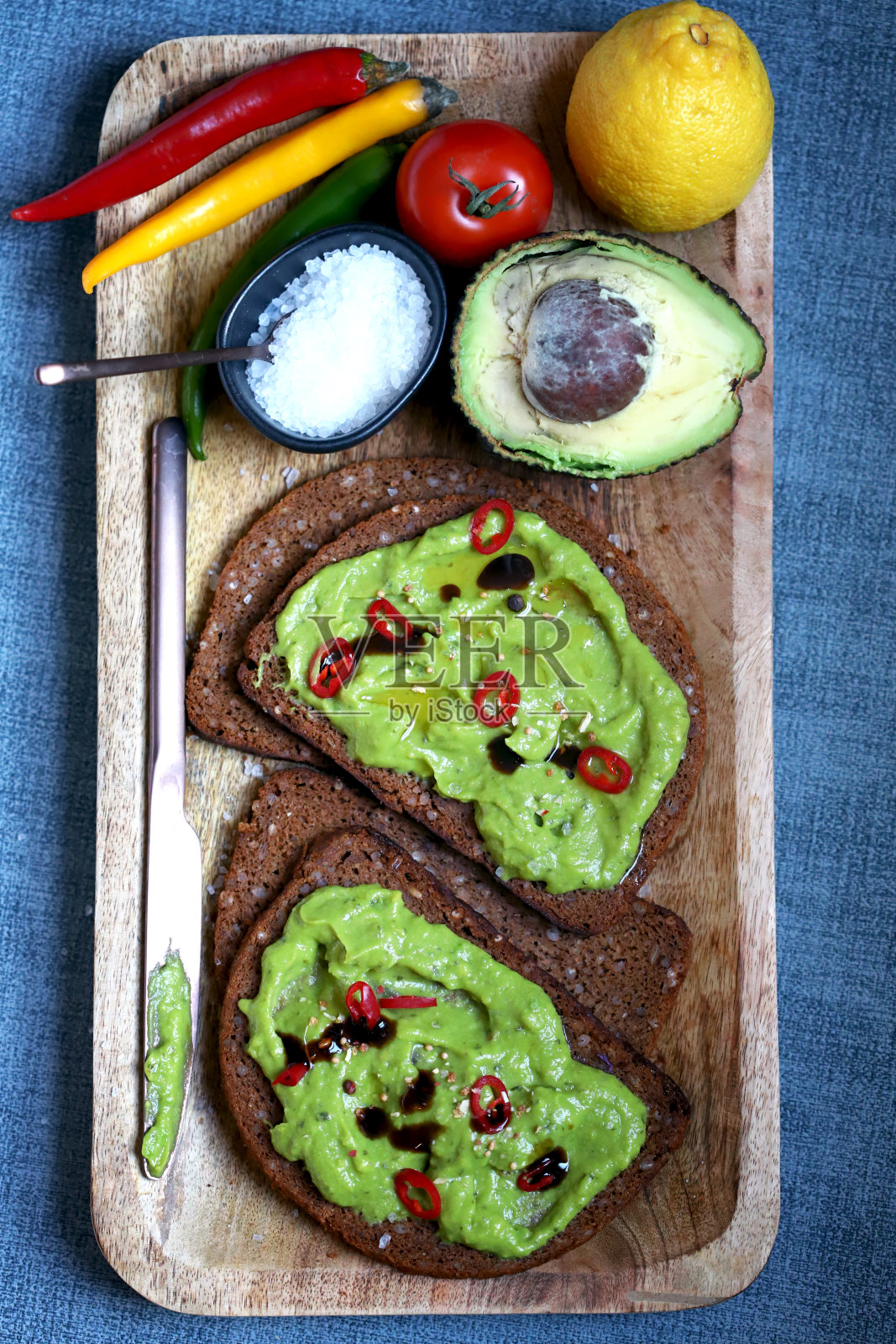 鳄梨色拉酱配辣椒和橄榄油。健康食品。酮饮食。照片摄影图片